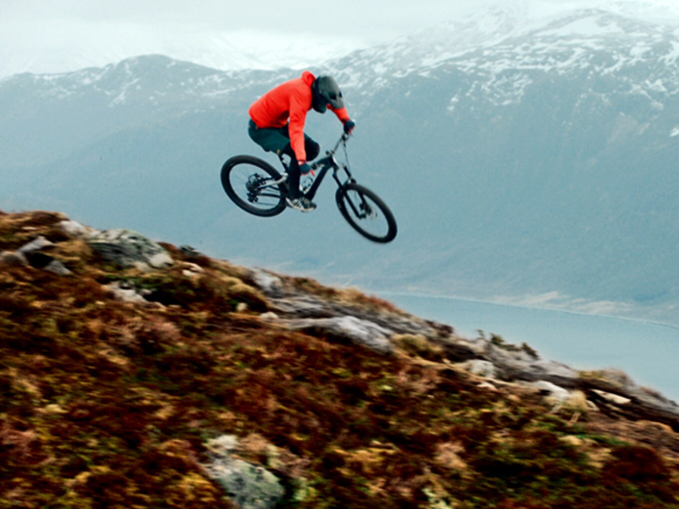 Extrem-Mountainbiker vor grauem Himmel