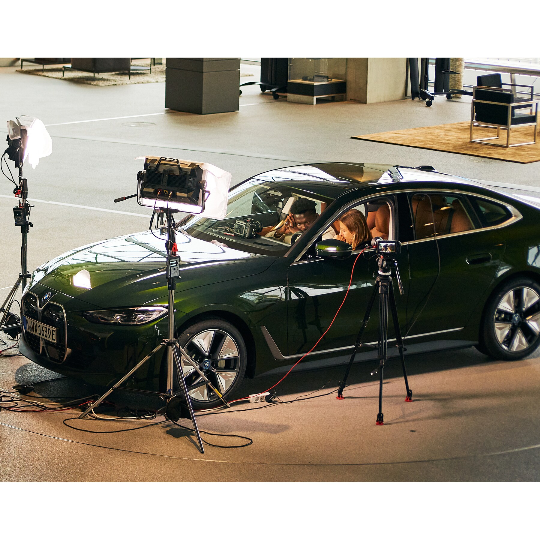 Ein Blick hinter die Kulissen der Produktion: Tomi und Charlie im BMW i4 eDrive35.