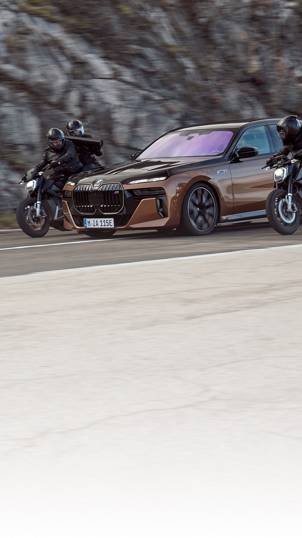 THE CALM – car chase in the BMW i7 M70