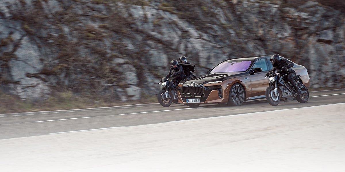 THE CALM car chase in the BMW i7 M70