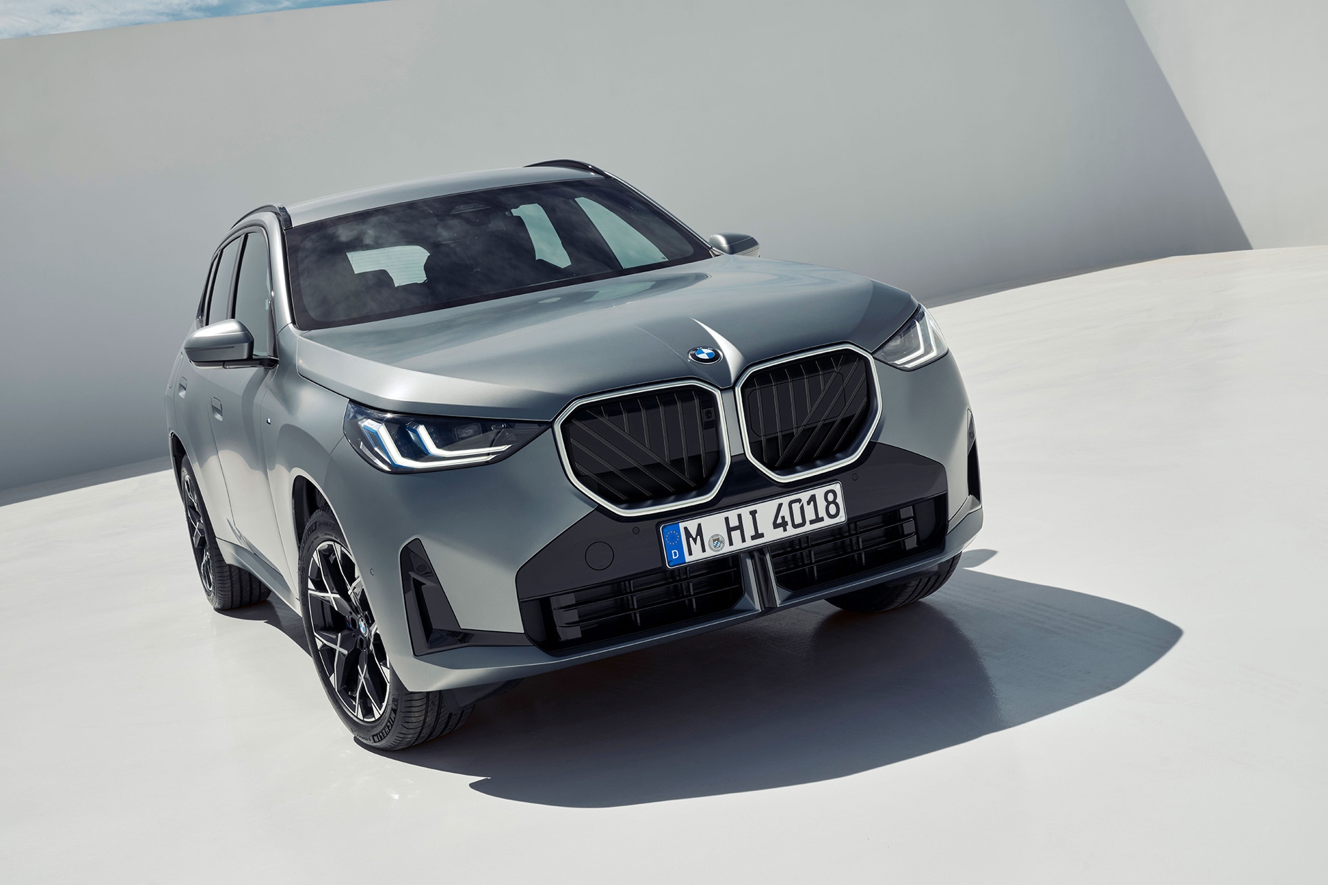 BMW Xシリーズでは初となるキドニー・グリルに斜めのデザインを取り入れた。夜間はキドニー・グリルを縁取るアイコニック・グローがラグジュアリーな光を放つ。