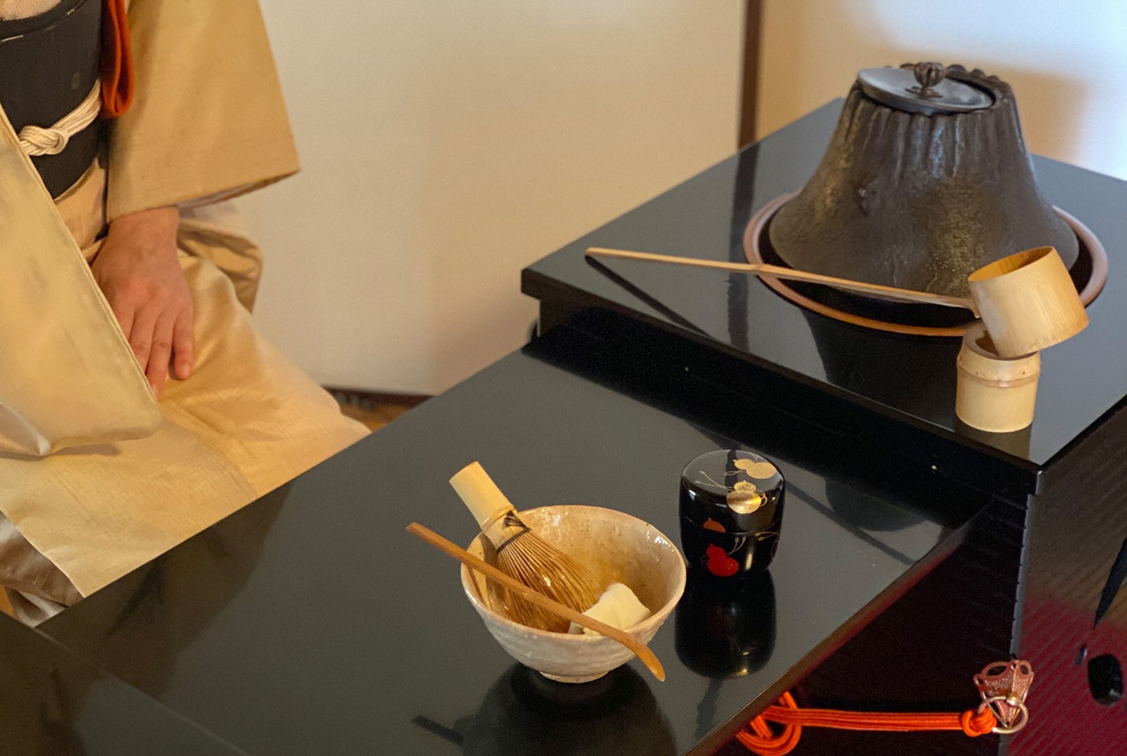 【お茶体験】上皇様もお泊まりになった数寄屋造りの料亭でのお茶体験。立礼式でお抹茶とお茶菓子をいただきながら、何百年も続く伝統を身近に感じる、趣深いひとときを。