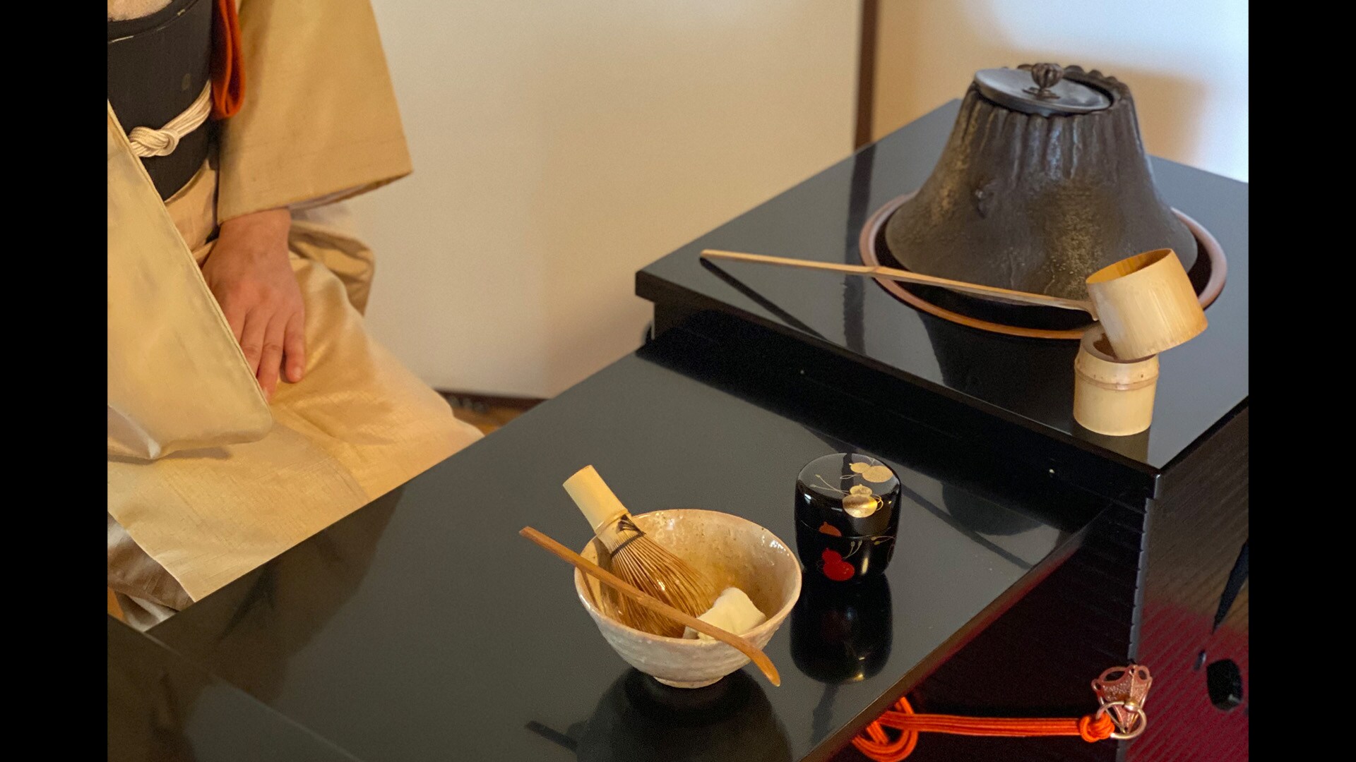【お茶体験】上皇様もお泊まりになった数寄屋造りの料亭でのお茶体験。立礼式でお抹茶とお茶菓子をいただきながら、何百年も続く伝統を身近に感じる、趣深いひとときを。