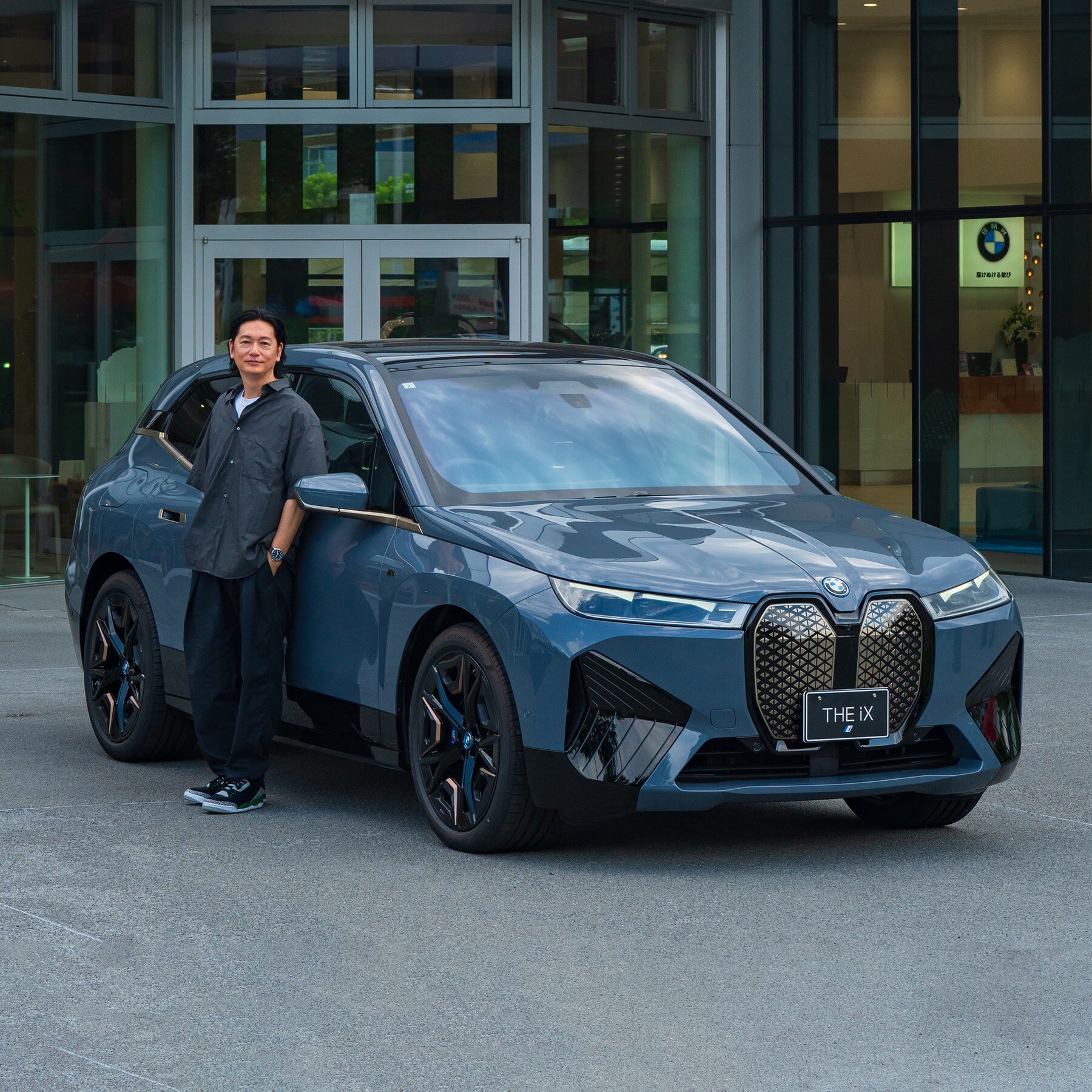 井浦新さんが語る未来の車への架け橋となるBMW iX。