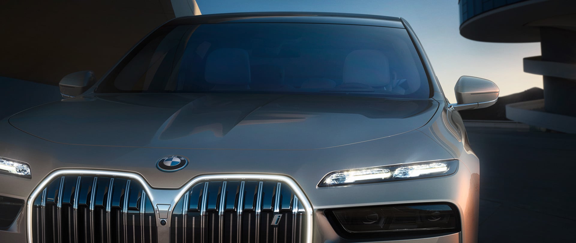 エクステリア・デザイン：ニューBMW 7シリーズが示すもの。それは先進性に満ちた、BMWラグジュアリー・クラスの新たなデザイン言語です。悠然と構えるボディ・サイズやアイコニックなフロント・マスク、2トーン・ペイントの専用ボディ・カラー。そして、上部のエレメントにスワロフスキーのクリスタル・ガラスをあしらったヘッドライトと、キドニー・グリルを照明で浮かび上がらせるアイコニック・グローが、このモデルの威厳と風格を鮮烈に主張します。