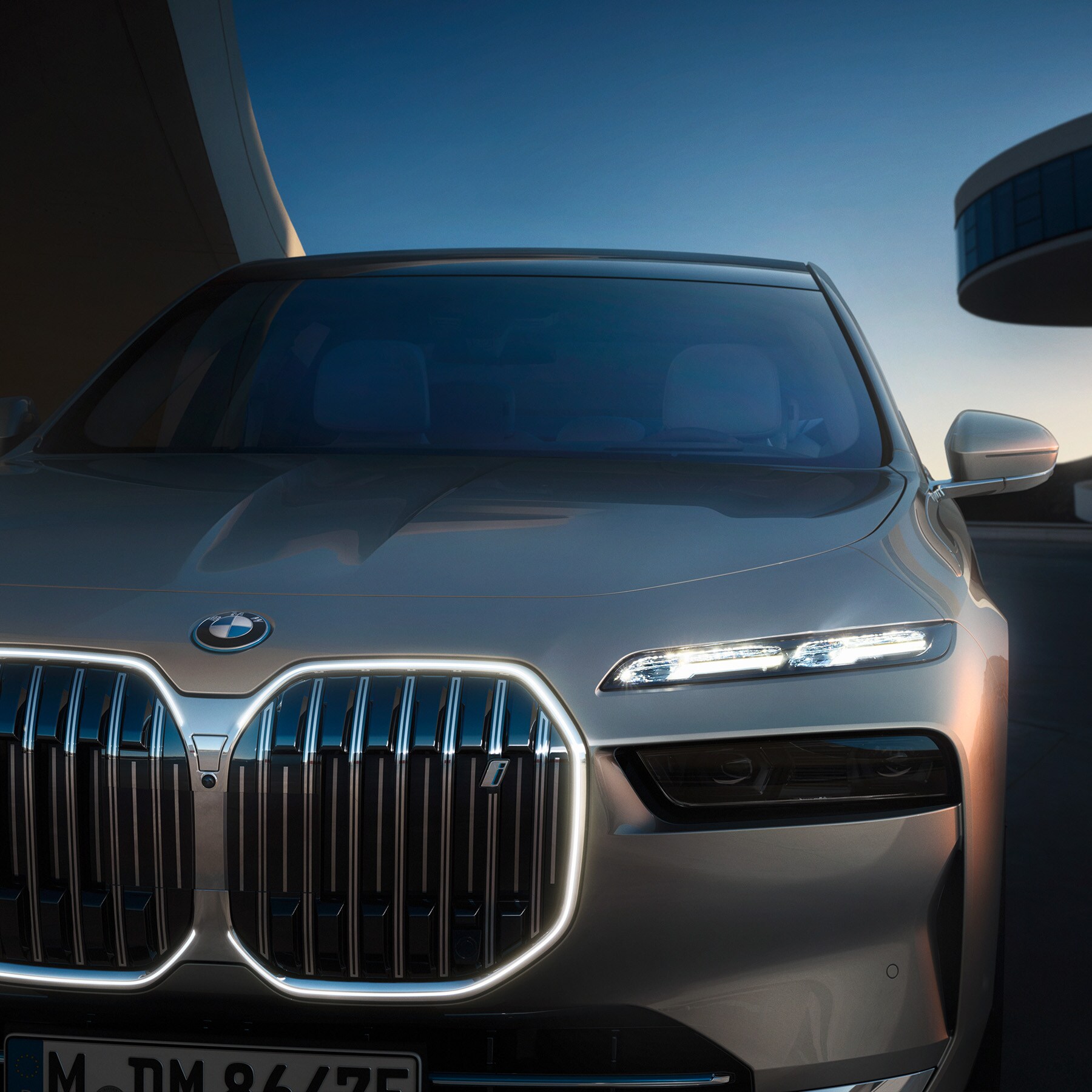 エクステリア・デザイン：ニューBMW 7シリーズが示すもの。それは先進性に満ちた、BMWラグジュアリー・クラスの新たなデザイン言語です。悠然と構えるボディ・サイズやアイコニックなフロント・マスク、2トーン・ペイントの専用ボディ・カラー。そしてBMWクリスタル・ライトと、「アイコニック・グロー」によるキドニー・フレームの眩い光が、このモデルの威厳と風格を鮮烈に主張します。