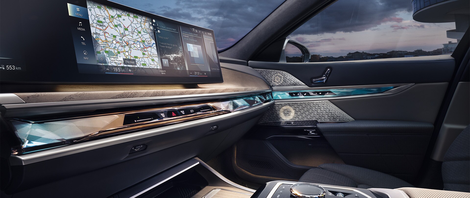 PRESTIGIOUS CONNECTIVITY.：迎え入れられる高揚感を。ニューBMW 7シリーズに新たに備わった、グレート・エントランス・モーメント。ドライバーがクルマに近づくと、キドニー・グリルや上部のエレメントにクリスタル・ガラスをあしらったヘッドライト、さらに、クリスタルの形を表現したライト・カーペットが織りなす光のショーが、あなたを車内へと誘います。しかしそれは、最先端のコネクティビティとエンターテインメントを擁する、優雅なる旅の幕開けに過ぎないのです。