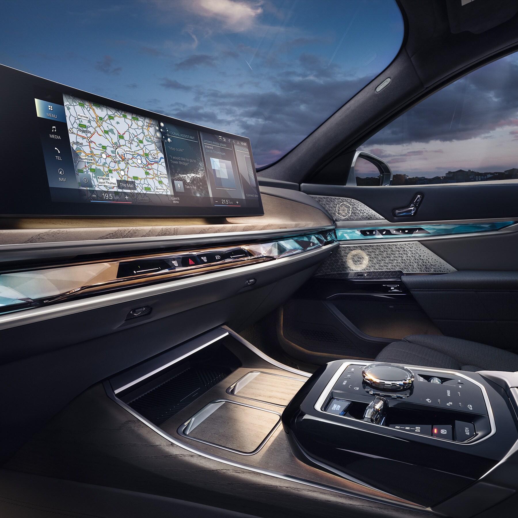 PRESTIGIOUS CONNECTIVITY.：迎え入れられる高揚感を。ニューBMW 7シリーズに新たに備わった、グレート・エントランス・モーメント。ドライバーがクルマに近づくと、キドニー・グリルやクリスタル・ヘッドライト、クリスタルの形を表現したライト・カーペットが織りなす光のショーが、あなたを車内へと誘います。しかしそれは、最先端のコネクティビティとエンターテインメントを擁する、優雅なる旅の幕開けに過ぎないのです。