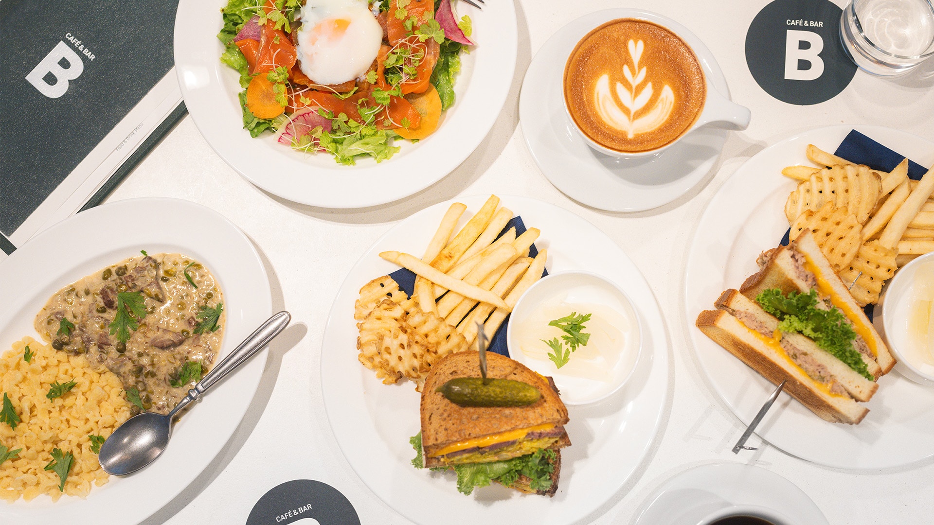 CAFÉ & BAR B​