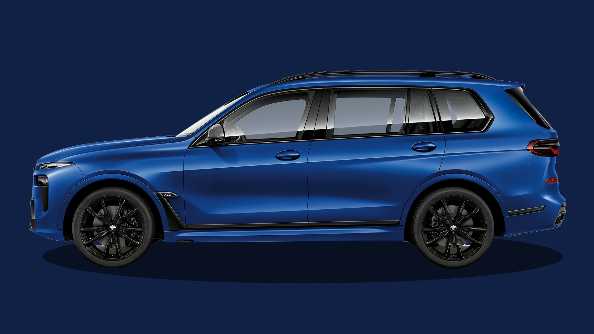 Der BMW X7 M60i xDrive in Frozen Portimao Blue Metallic: Ein luxuriöses SUV mit kraftvoller Präsenz.