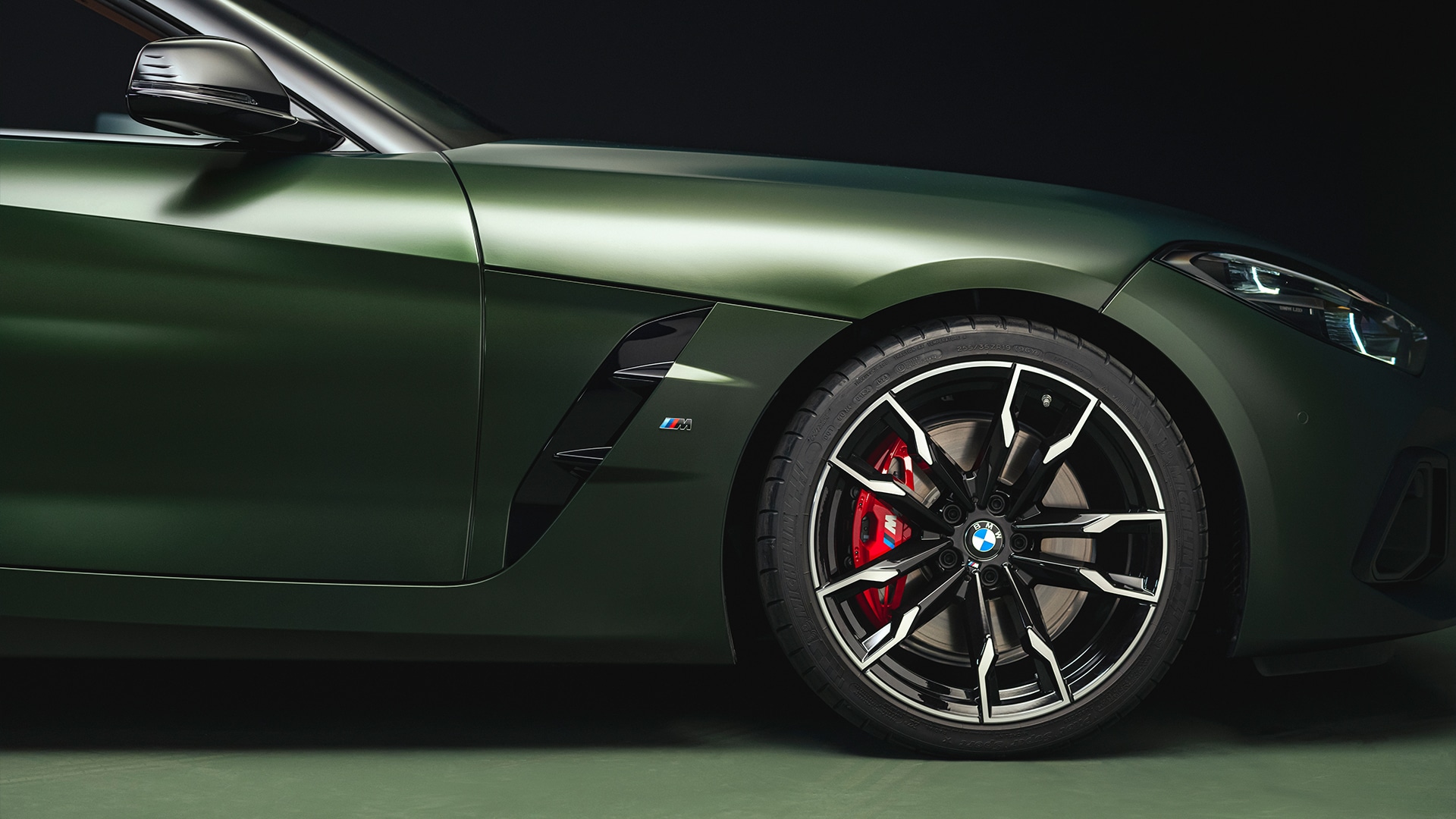 Frozen&nbsp;Deep Green Metallic am BMW Z4 M40i: Die matte Lackierung betont dynamische Sportlichkeit.