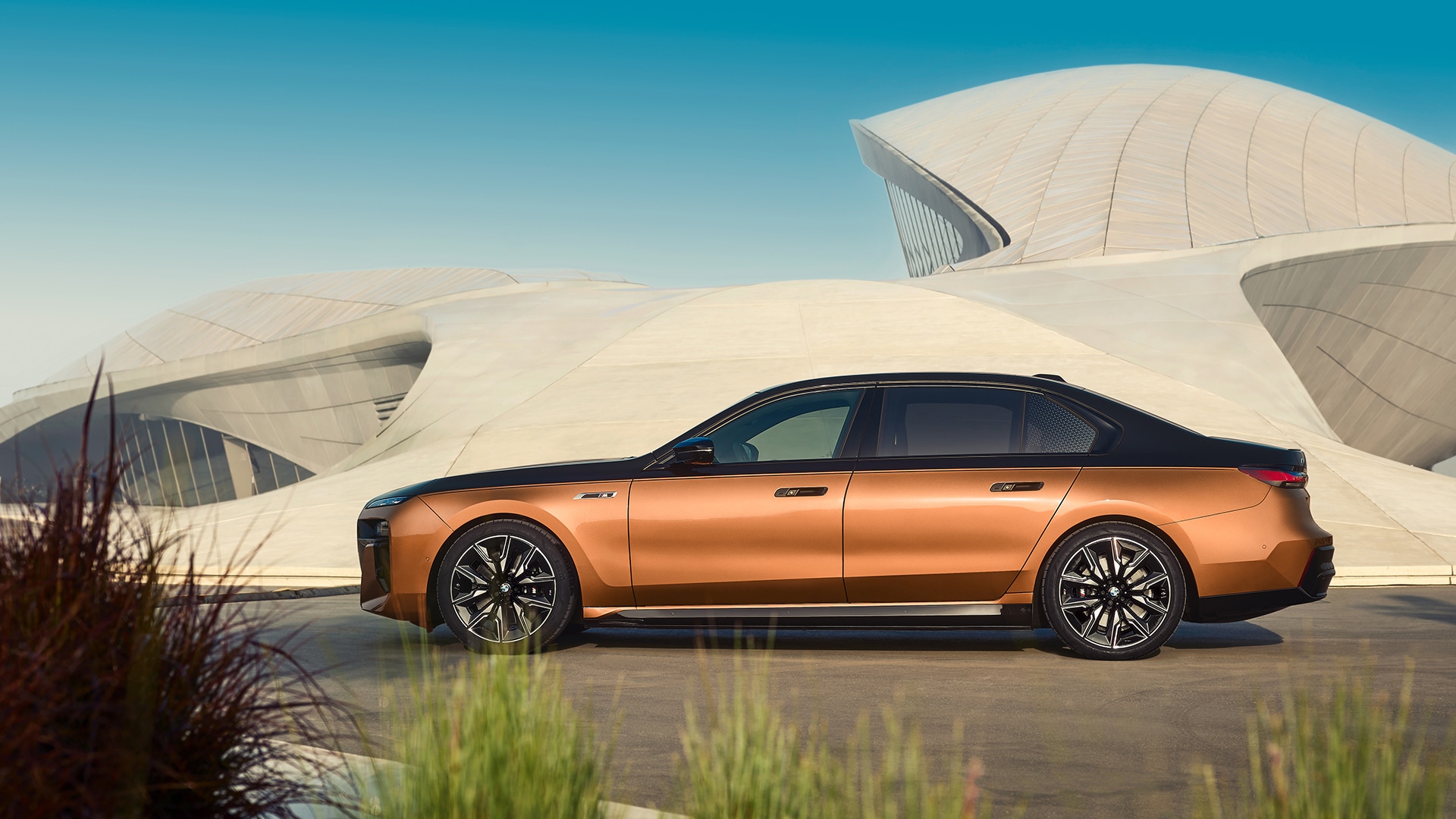 Der BMW i7 M70 xDrive in exklusiver BMW Individual Two-Tone Lackierung Liquid Copper/Saphirschwarz Metallic.