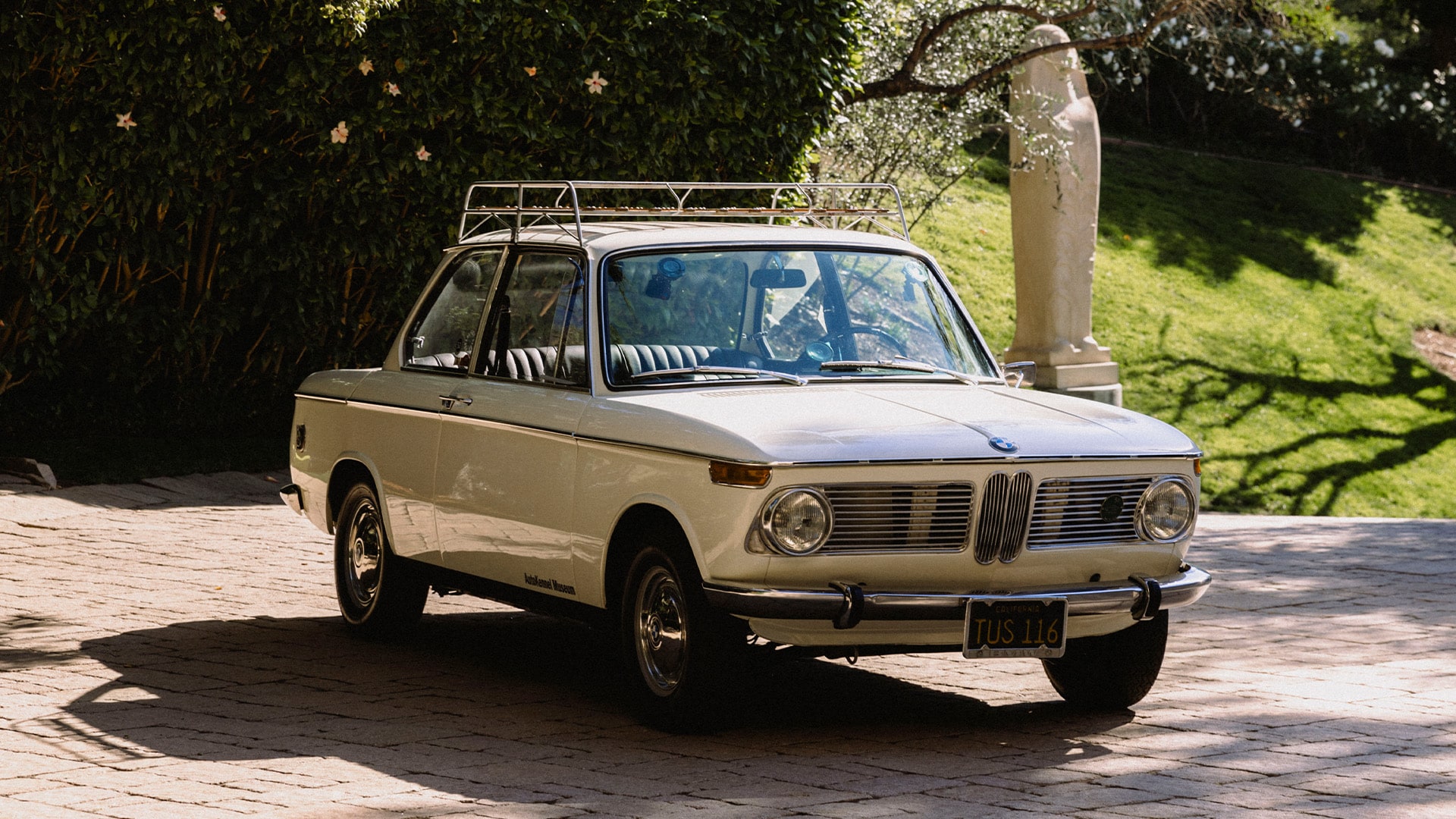 1962 : la BMW 1500 de la Neue Klasse (nouvelle classe) propose une nouvelle approche avec ses phares ronds uniques. La première intégration de ces phares et de la calandre caractéristique dotée d’une grille verticale marque un jalon pour BMW. Toutefois, ce n’est que plus tard que ces éléments vont donner naissance à l’emblématique visage à quatre yeux, une tradition que BMW continue de faire évoluer à ce jour, à quelques exceptions près.
