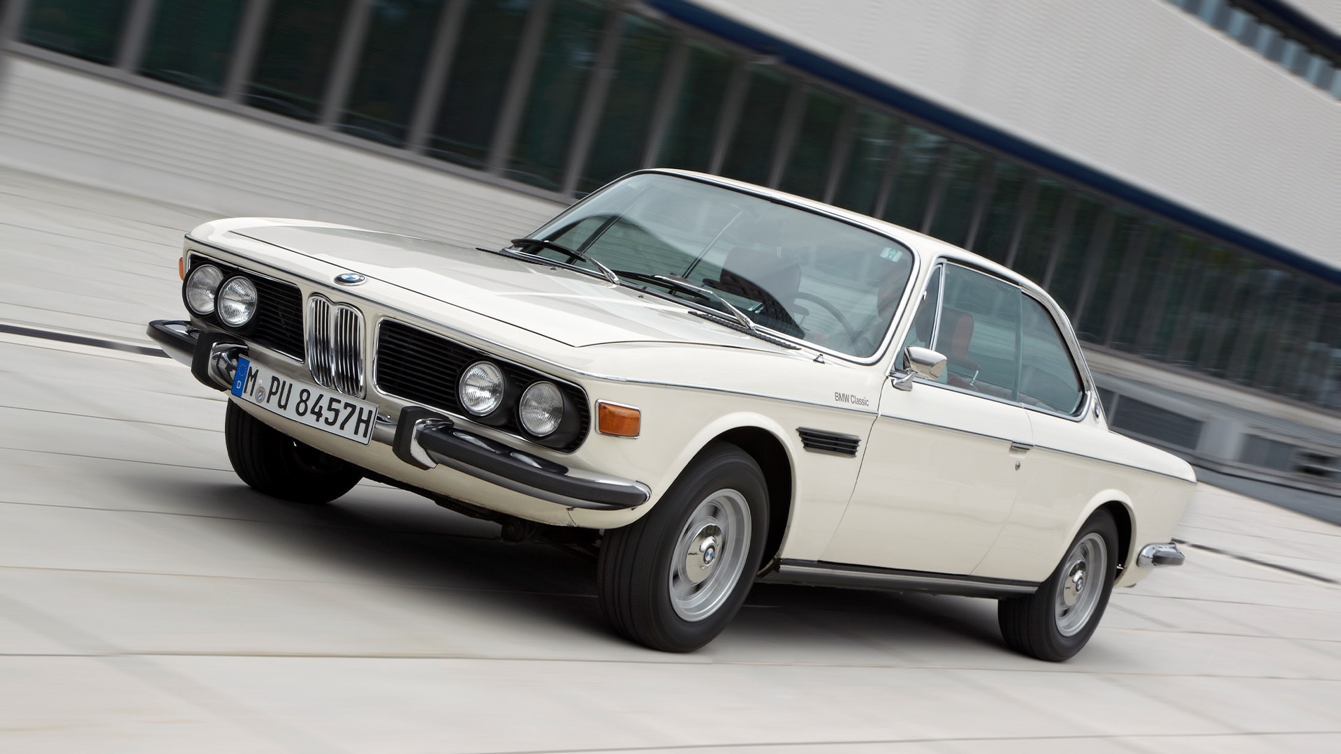 1968 : la BMW 2800 CS se distingue par ses quatre phares ronds. Initialement imposé par la législation américaine, ce design est devenu une caractéristique forte de la marque.&nbsp; &nbsp;