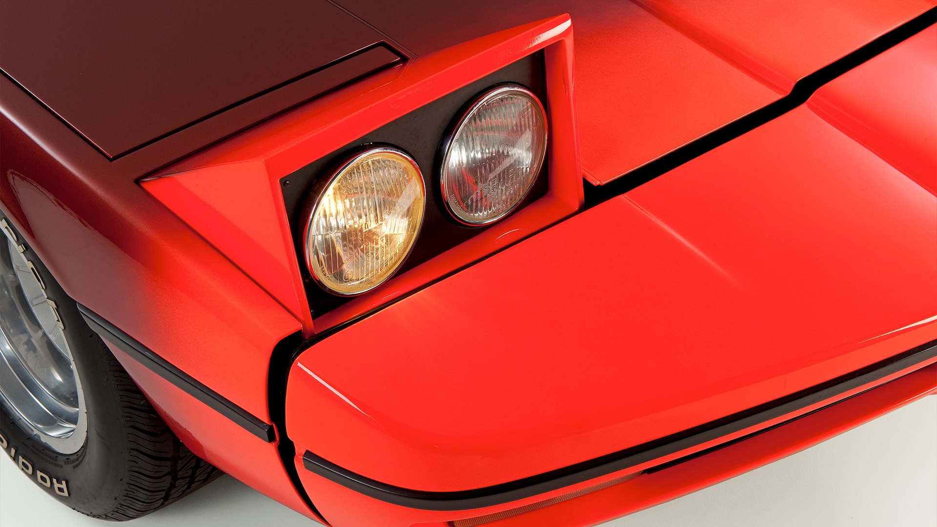 1972 : les phares escamotables de la BMW Turbo allient aérodynamisme et esthétique. Lorsqu’on les ouvre, ils dévoilent deux phares de chaque côté. Ce concept a ensuite été repris dans le design de la BMW M1 et de la BMW Série 8.