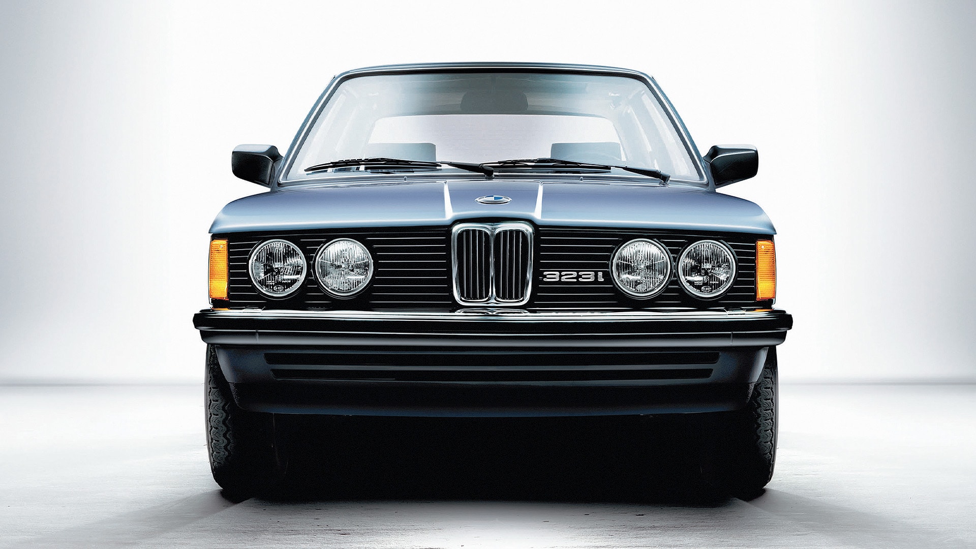 1975 : la première BMW Série 3 est proposée avec deux ou quatre phares ronds en fonction de la motorisation. Alors que les modèles à quatre cylindres sont équipés de phares ronds simples, les variantes à six cylindres arborent le visage à quatre yeux si caractéristiques.&nbsp;