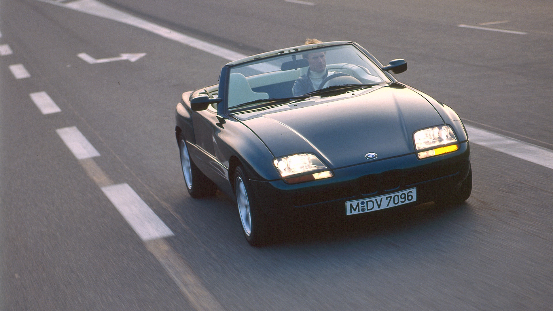 1989 : la BMW Z1 apporte une touche de transparence dans l’univers des phares. Les caches en verre transparent laissent apparaître les optiques et soulignent ainsi le raffinement technique de ce roadster d’avant-garde.&nbsp;