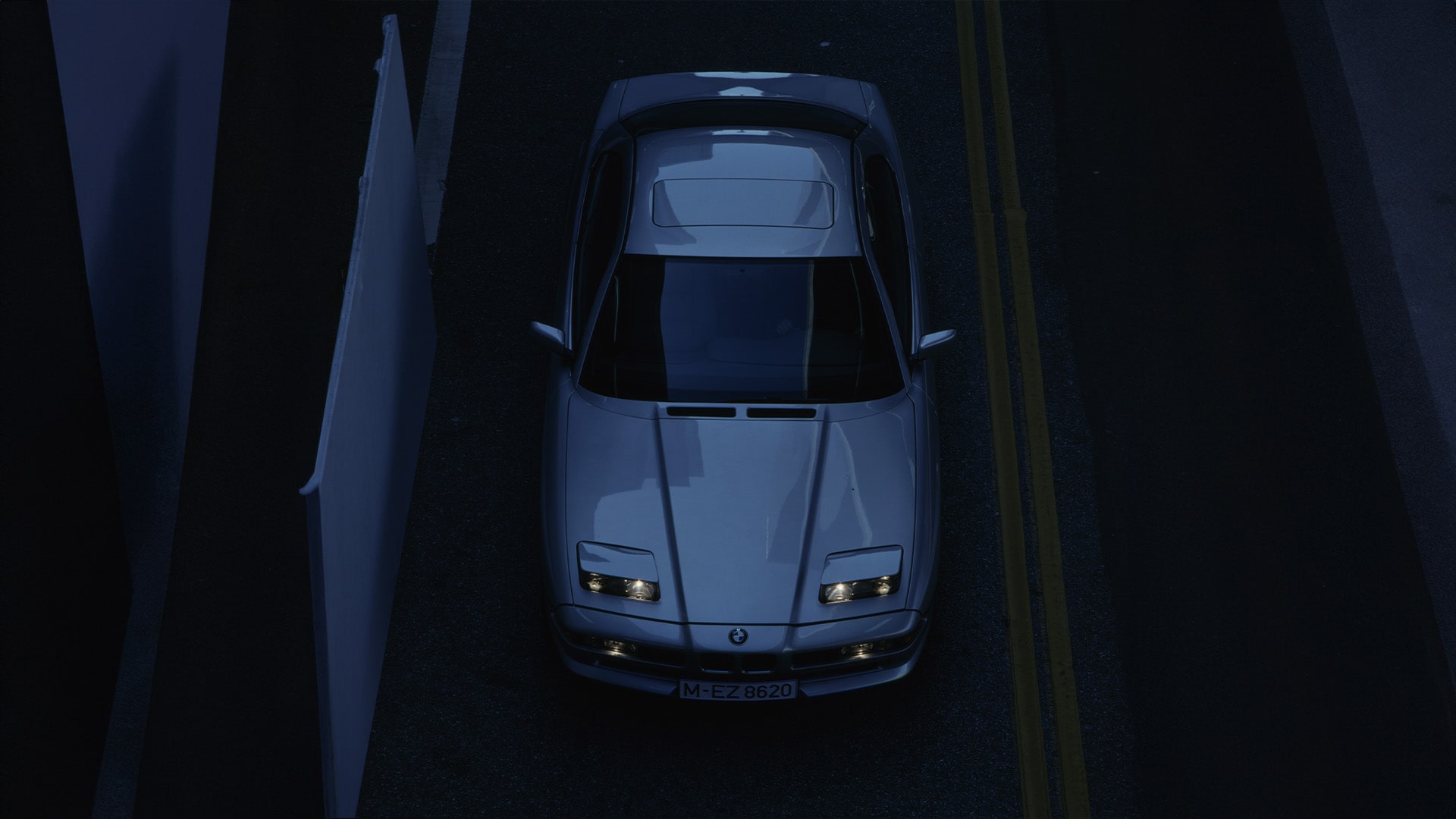 1989 : la BMW Série 8 combine des phares escamotables à la silhouette élancée avec une technologie de pointe. Lorsqu’ils sont ouverts, ils répartissent la lumière avec beaucoup de précision, ce qui était une véritable innovation à la fin des années 1980.