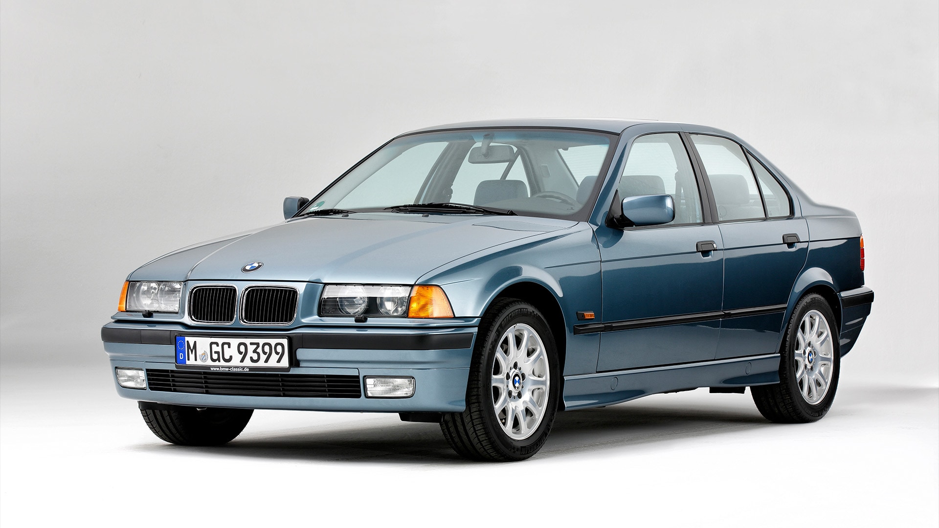 1990 : la BMW Série 3 troisième génération mise sur la transparence. C’est la première BMW produite en grande série avec les quatre phares ronds désormais emblématiques derrière un cache en verre. Cela permet d’intégrer différentes formes d’éclairage et diverses technologies sans avoir à modifier le design de la surface.