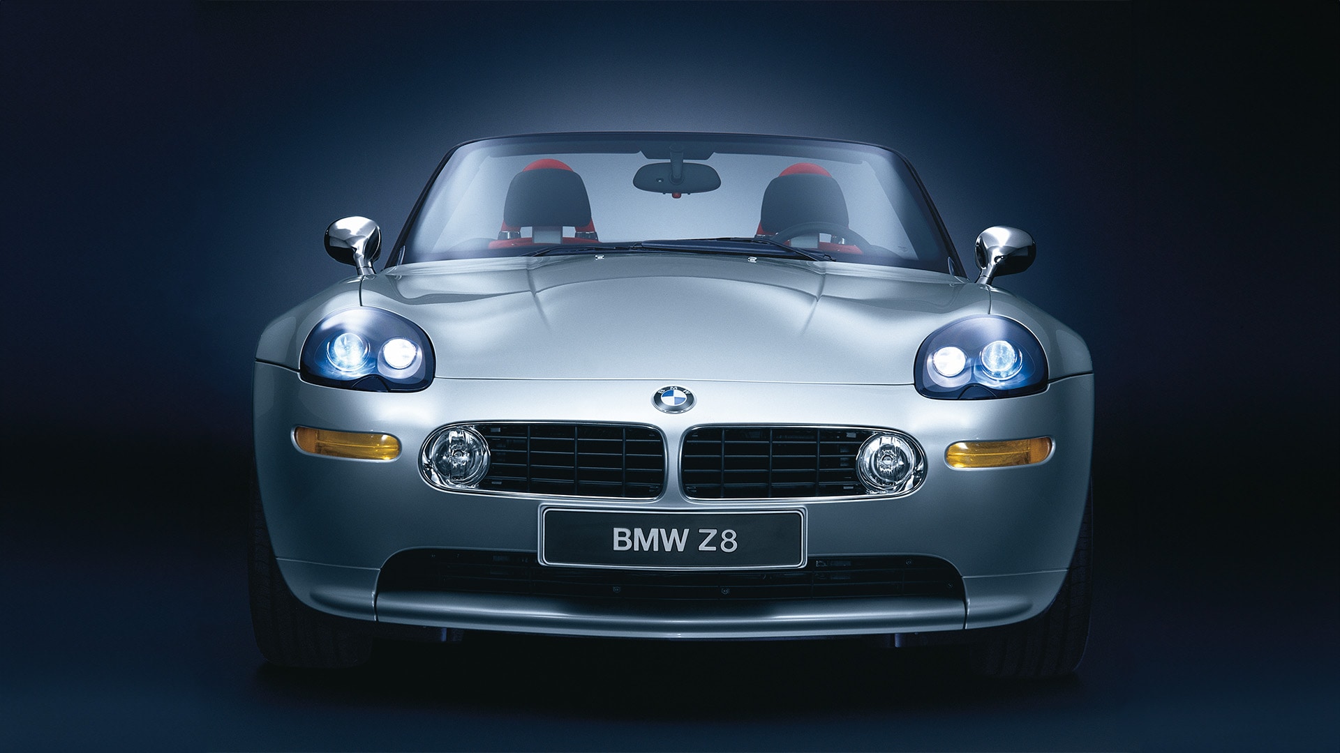 2000 : la BMW Z8 est la première voiture à présenter une intégration dynamique des phares dans la carrosserie. Le boîtier des phares se fond dans les ailes. Des modules de projection pivotants adaptent la répartition de la lumière à la direction du véhicule, améliorant ainsi la visibilité dans les virages.&nbsp;