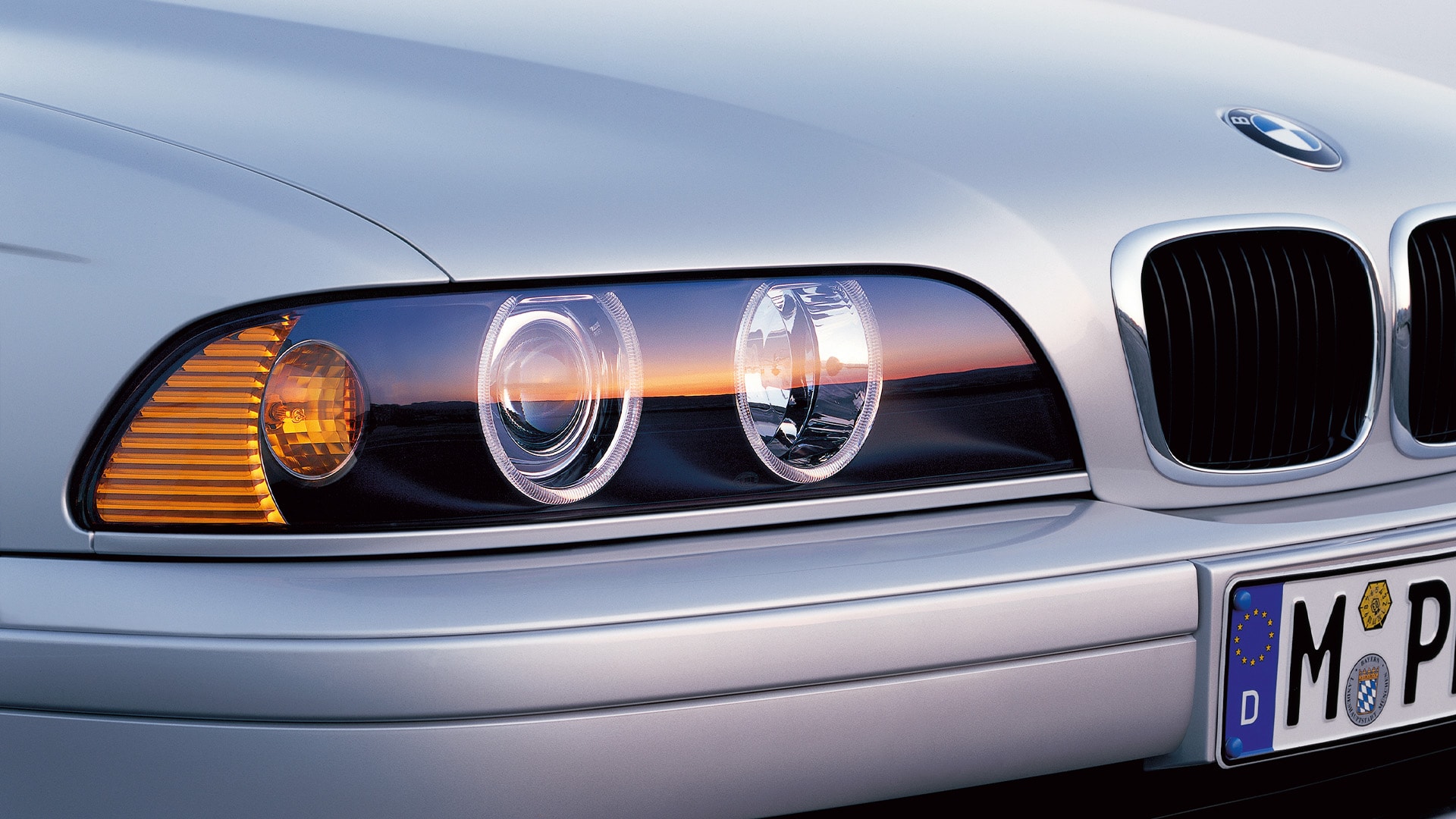 2001 : la BMW Série 5 inaugure une signature lumineuse unique avec ses phares en anneaux. D’abord générés par des lumières halogènes, ils évoluent avec la technologie LED pour devenir les feux de jour caractéristiques de la marque, plus précis, plus intenses et toujours aussi emblématiques.&nbsp;