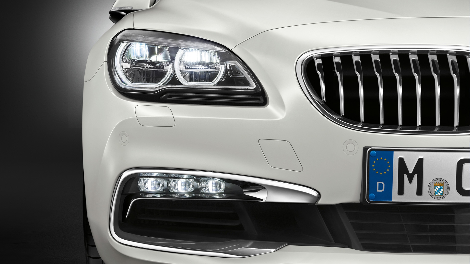 2012 : les phares adaptatifs 100% LED font leur apparition sur la BMW Série 6. Ils améliorent la répartition de la lumière, augmentent l’efficacité et réinterprètent la signature lumineuse de BMW.