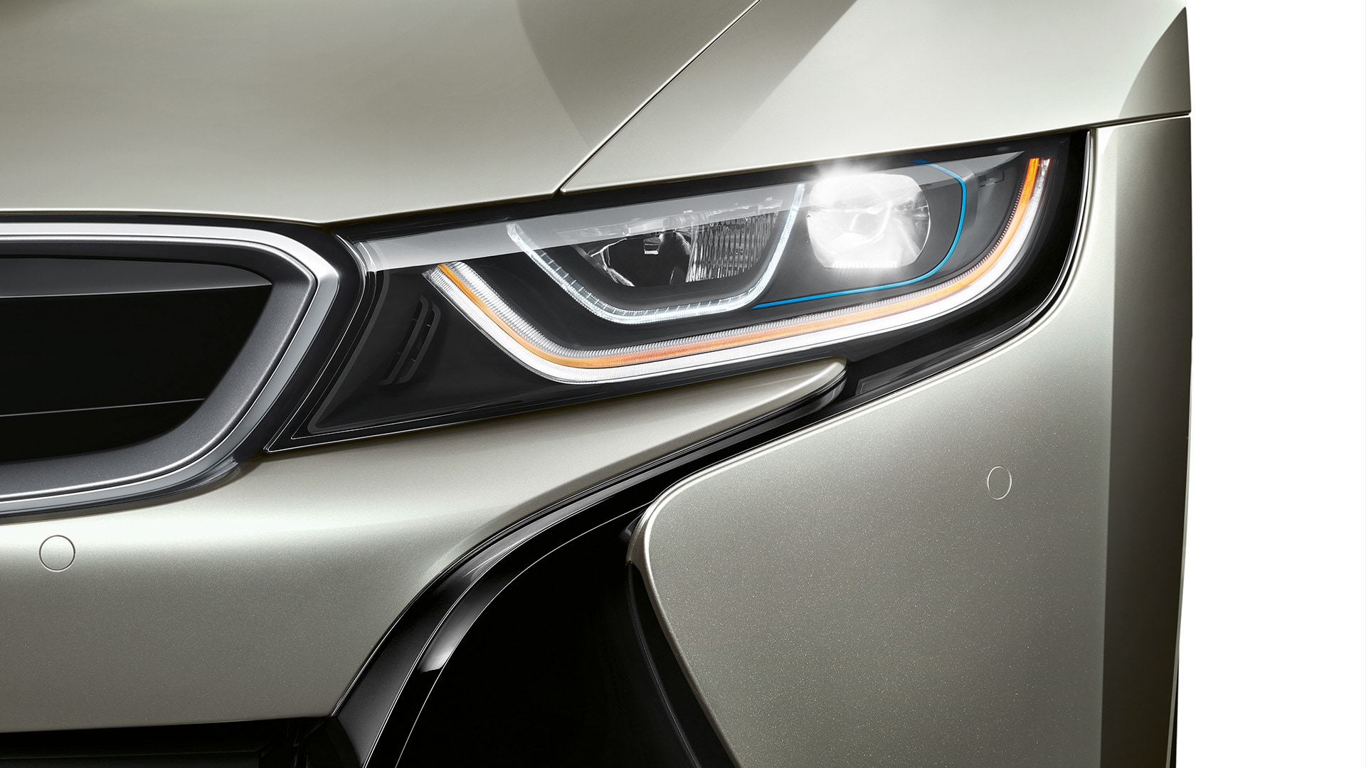 2014 : la BMW i8 révolutionne la vision de loin grâce au laser. Premier véhicule de série au monde à être équipé de cette technologie, elle a établi de nouvelles références avec une portée allant jusqu’à 800 mètres. 