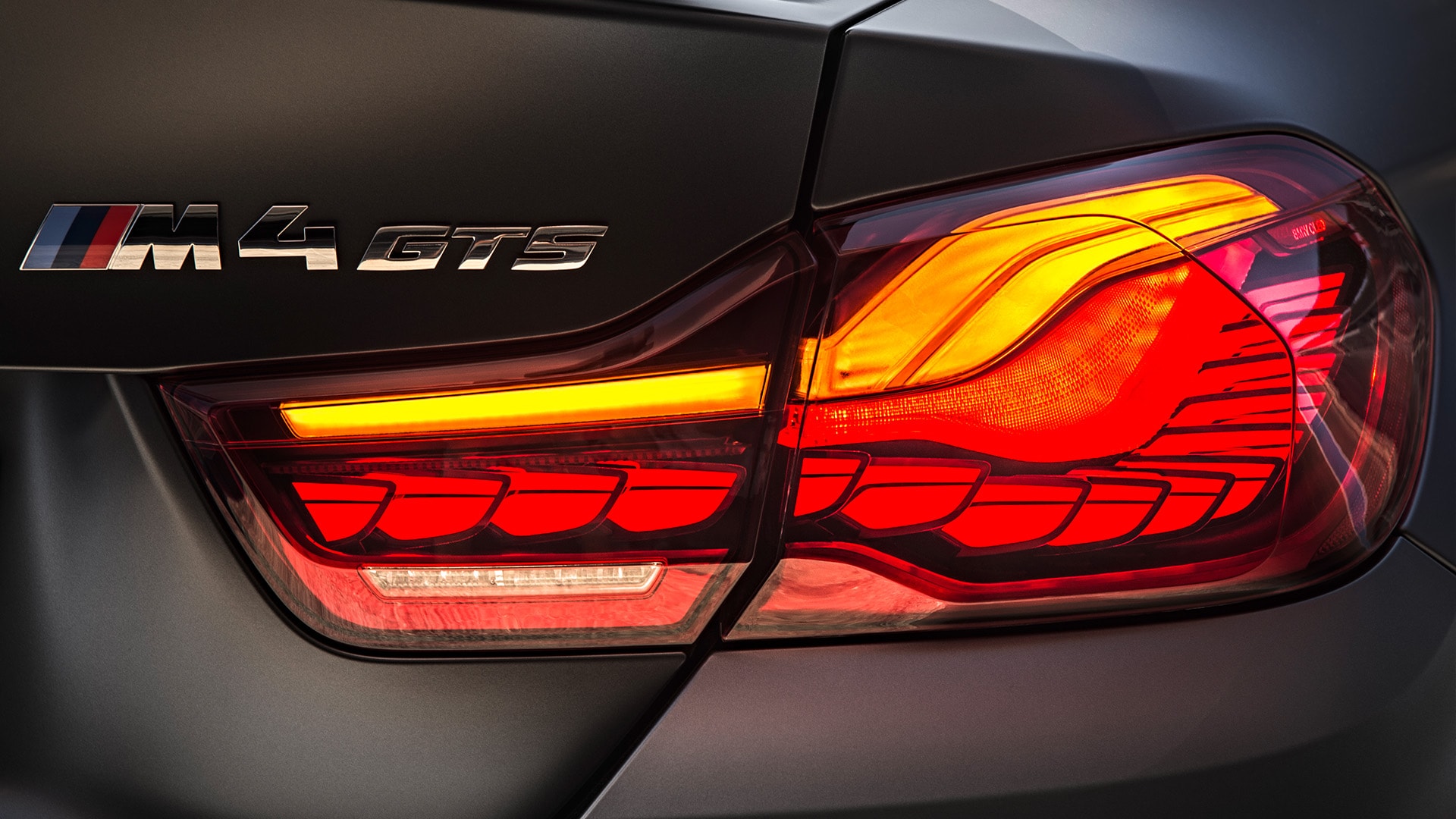 2016 : la BMW M4 GTS ouvre une nouvelle dimension dans l’univers des phares avec ses feux arrière OLED. Les diodes électroluminescentes organiques ultra-plates ont permis d’obtenir des contours d’une grande netteté et de souligner les lignes dynamiques du coupé. 