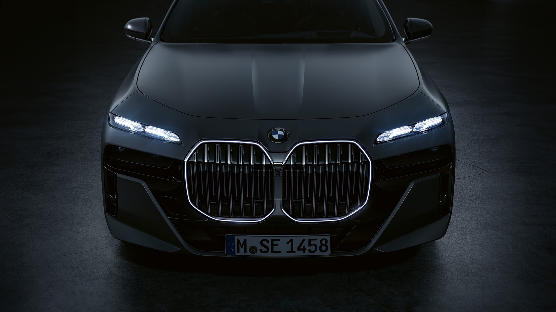 2022 : la BMW Série 7 utilise pour la première fois des cristaux Swarovski dans une technologie d’éclairage innovante. Les phares en cristal créent une signature lumineuse fascinante, complétée par une calandre élégamment éclairée.