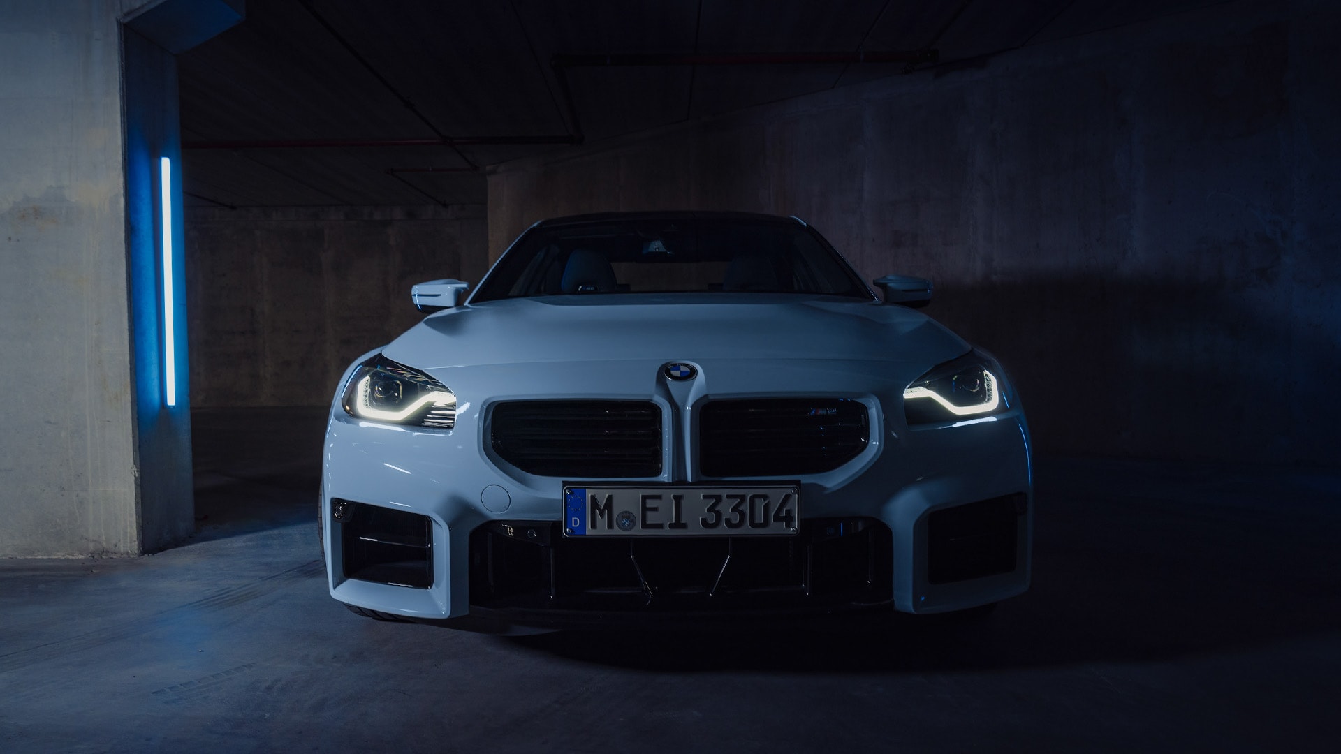 2023 : la BMW Série 2 deuxième génération s’est clairement démarquée avec ses phares uniques. Alors que le fameux visage à quatre yeux a façonné le langage du design BMW pendant des décennies, la BMW Série 2 Coupé et la BMW M2 empruntent une nouvelle voie créative et indépendante en signant le grand retour du visage à deux yeux.
