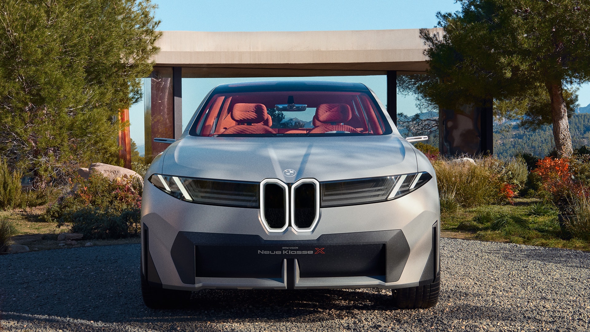 2024 : la BMW Vision Neue Klasse X définit l’avenir de l’éclairage. Les phares iconiques et les projecteurs conçus avec précision apportent une touche originale. Cette interaction entre lumière, esthétique et fonctionnalité confère à ce SUV visionnaire un charisme unique.