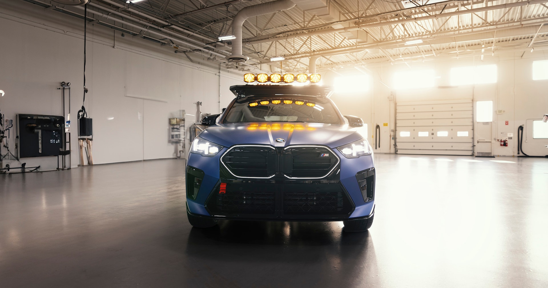 An der Front des BMW X2 wurde ein Unterbodenschutz angebracht, im Laderaum eine vertikale Halterung für ein Reserverad.