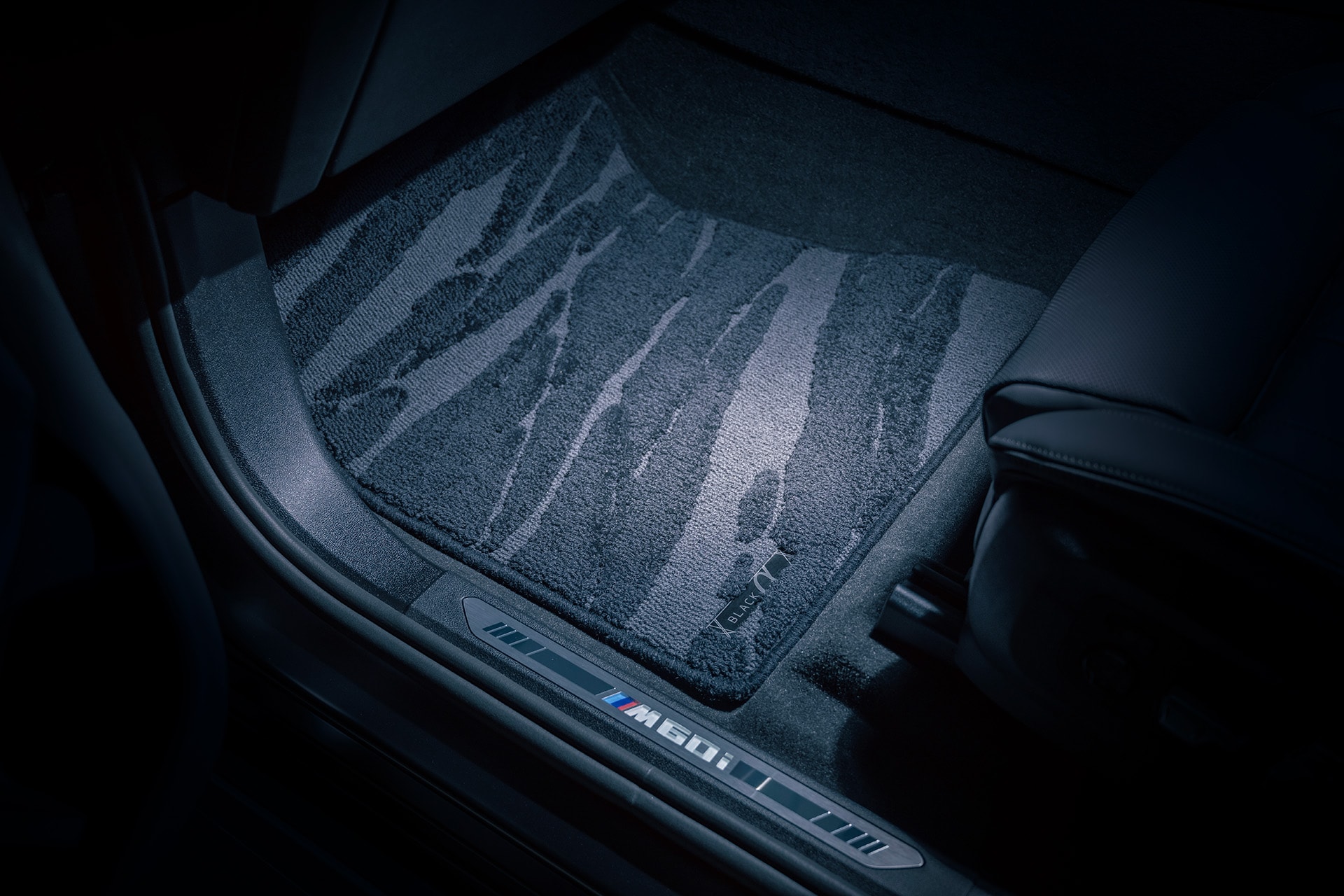 BMW X7 M60i xDrive “BLACK-α”