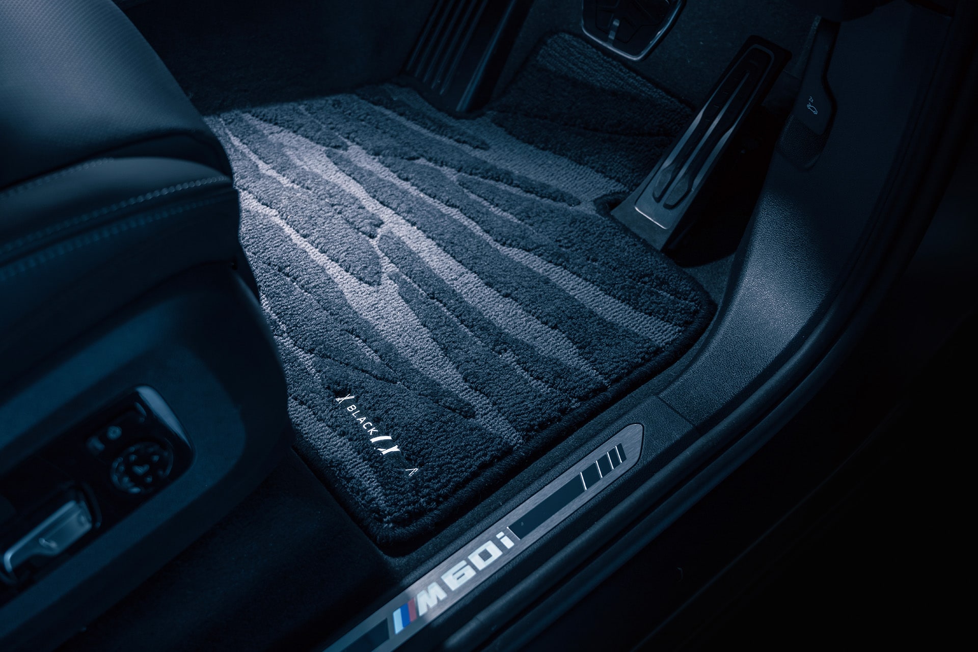 BMW X7 M60i xDrive “BLACK-α”