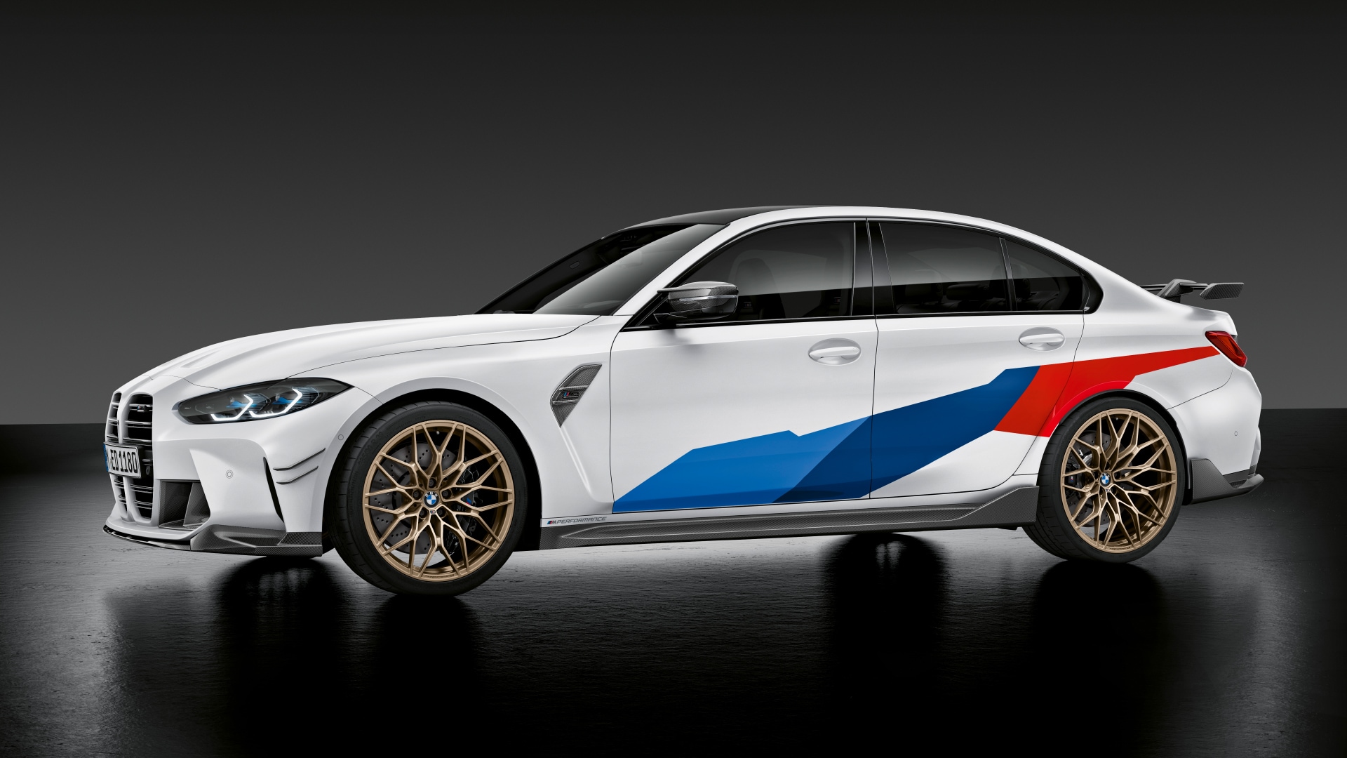 Irraggiungibile anche da ferma: limousine BMW M3 Competition dotata di accessori M Performance.