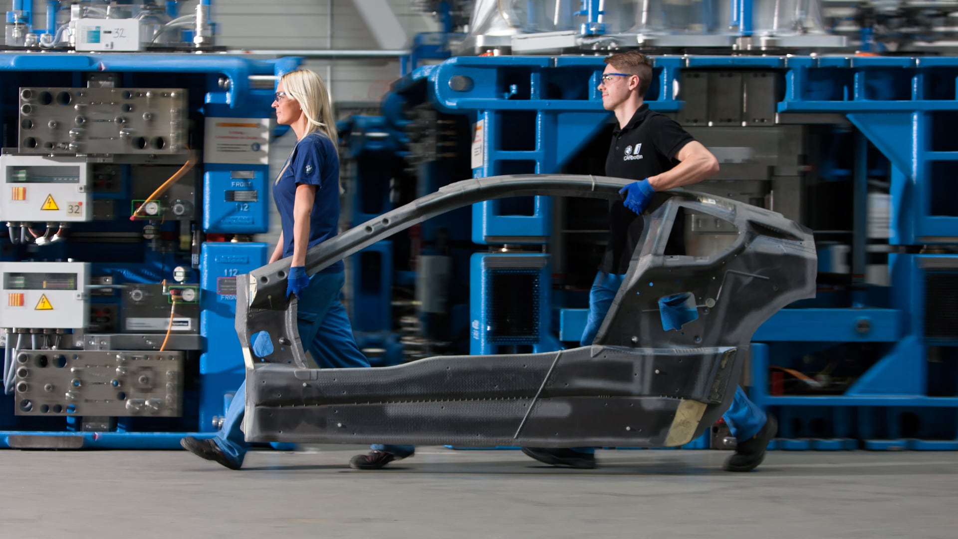 Senza sforzo: i collaboratori del centro di produzione e innovazione BMW di Landshut trasportano un telaio laterale in CFRP per il modello BMW i8.
