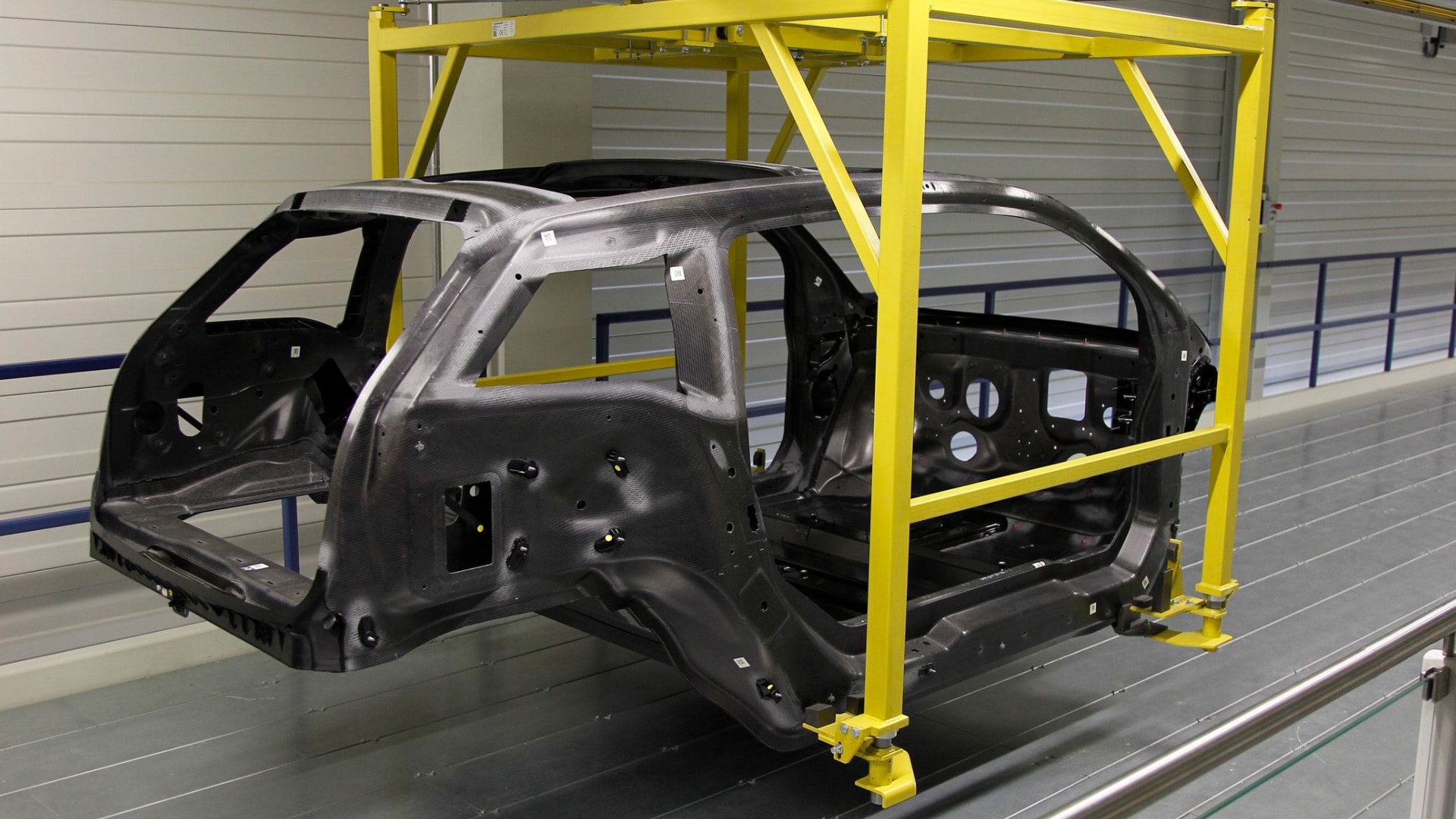 Una carrozzeria in CFRP del modello BMW i3 viene portato al passaggio successivo della produzione nello stabilimento BMW di Lipsia.
