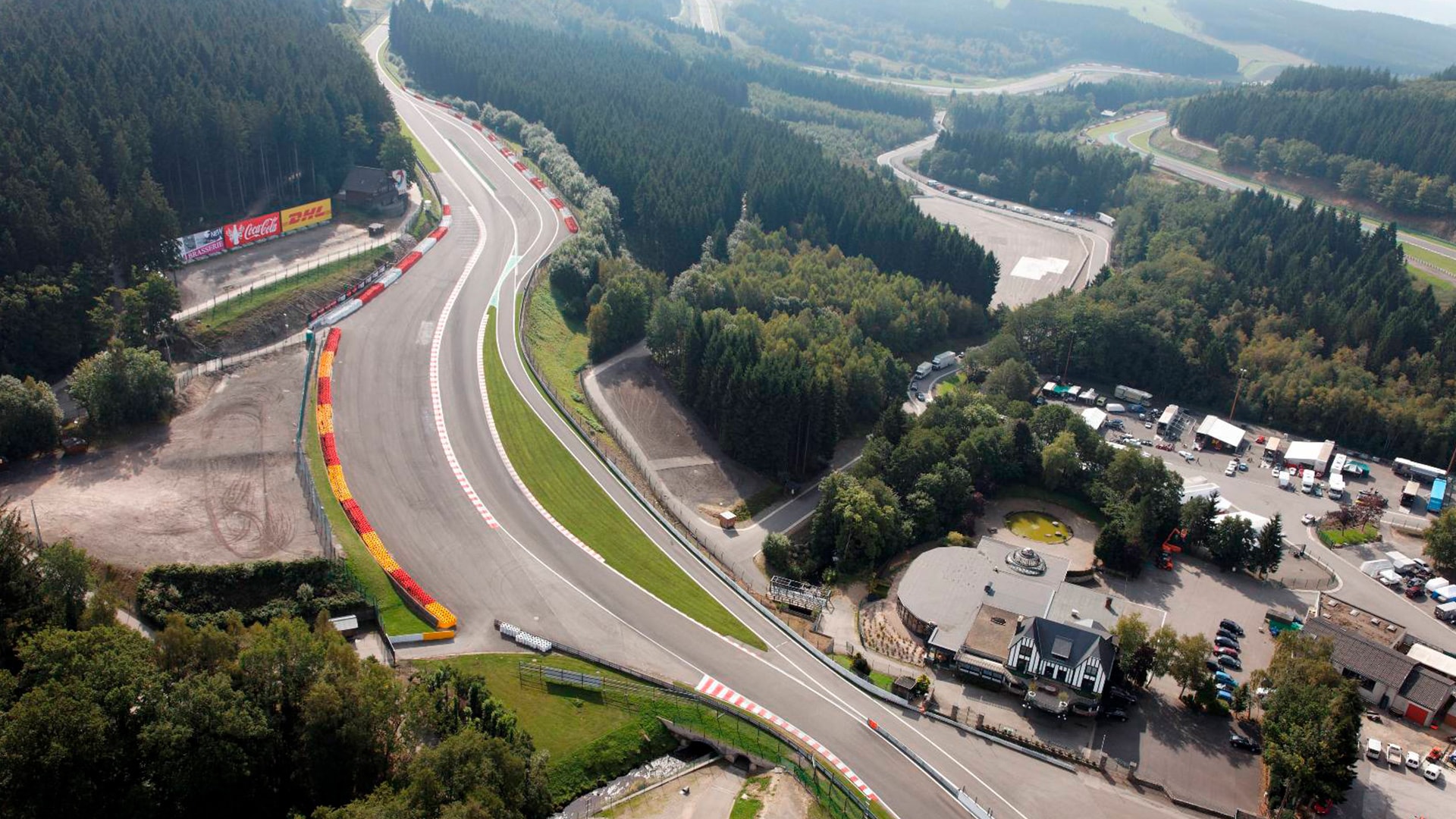 Le Raidillon de l’EAU ROUGE du circuit de Spa-Francorchamps en Belgique a une réputation sulfureuse dans le monde de la Formule 1. Sur un terrain en pente, le pilote sort d’une ligne droite et vire légèrement à gauche, dans une cuvette. Dès lors, dans un virage rapide à droite, il grimpe la colline en pente raide. Dans ce virage légendaire, compression et accélération latérale jouent les premiers rôles. Les pilotes négocient généralement cet enchaînement à fond, à des vitesses pouvant atteindre 300 km/h.