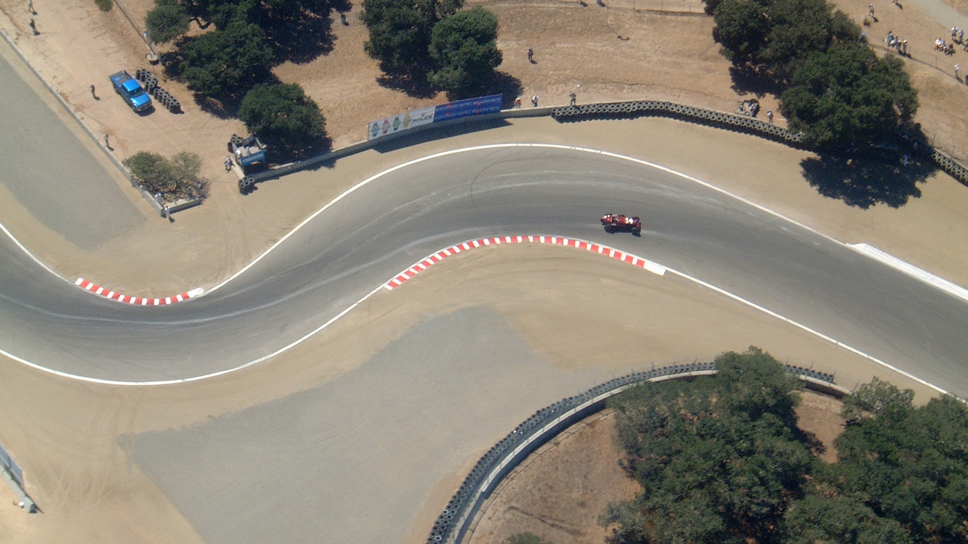 Trouver la trajectoire idéale dans cet enchaînement de courbes place aussi les pilotes professionnels face à un défi : le CORKSCREW les attend sur le circuit Raceway Laguna Seca de Monterey, en Californie. Comme un tire-bouchon, cet enchaînement gauche-droite suit la pente de la colline. Sortant d’un virage à droite en légère montée, le pilote droit freiner dans un virage aveugle à gauche en léger dévers. Puis, après une petite butte, virer à 90 degrés, mais à droite cette fois, et dans un coude incliné lui aussi vers l’intérieur. Un défi qui tient véritablement des montagnes russes.