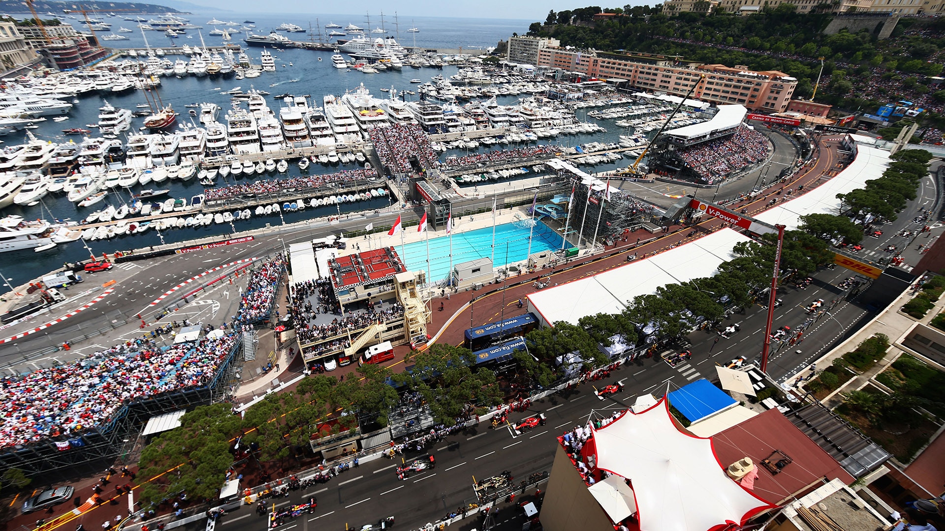 Le prochain virage de légende mise tout sur un seul atout : l’emplacement. En effet, la portion de course baptisée PISCINE du circuit de grand prix temporaire de la Principauté de Monaco doit son nom au bain public situé juste à côté de la piste, directement sur le port. L’intérêt de ce virage, comme celui de tous les coudes et tournants de Monaco, réside dans le fait qu’il n’a pas de zone de dégagement. Pour les pilotes, l’extrême difficulté est de le négocier sans erreur, au risque d’être disqualifiés.
