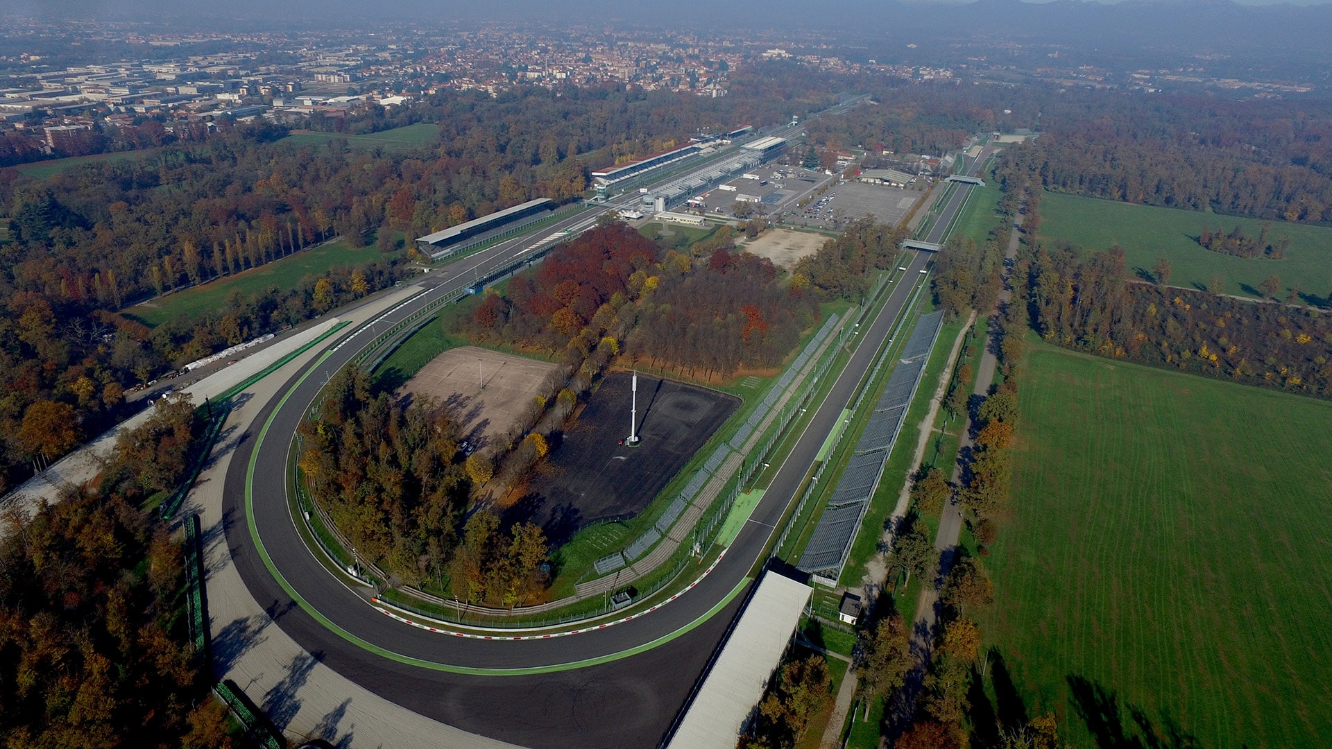 Délicieusement rétro, le circuit de Monza en Italie est l’un des derniers temples de la vitesse du calendrier de Formule 1 : sur plus de 80 % du parcours, les pilotes ont le pied au plancher. Et la piste a aussi son lot de virages. C’est ici que le PARABOLICA entre en jeu : cette large courbe à 180 degrés relie deux des plus longues lignes droites du circuit. Les pilotes entrent à pleine vitesse dans ce virage géant. Celui-ci finit par s’ouvrir et leur permet de remettre le pied au plancher au moment d’en sortir.