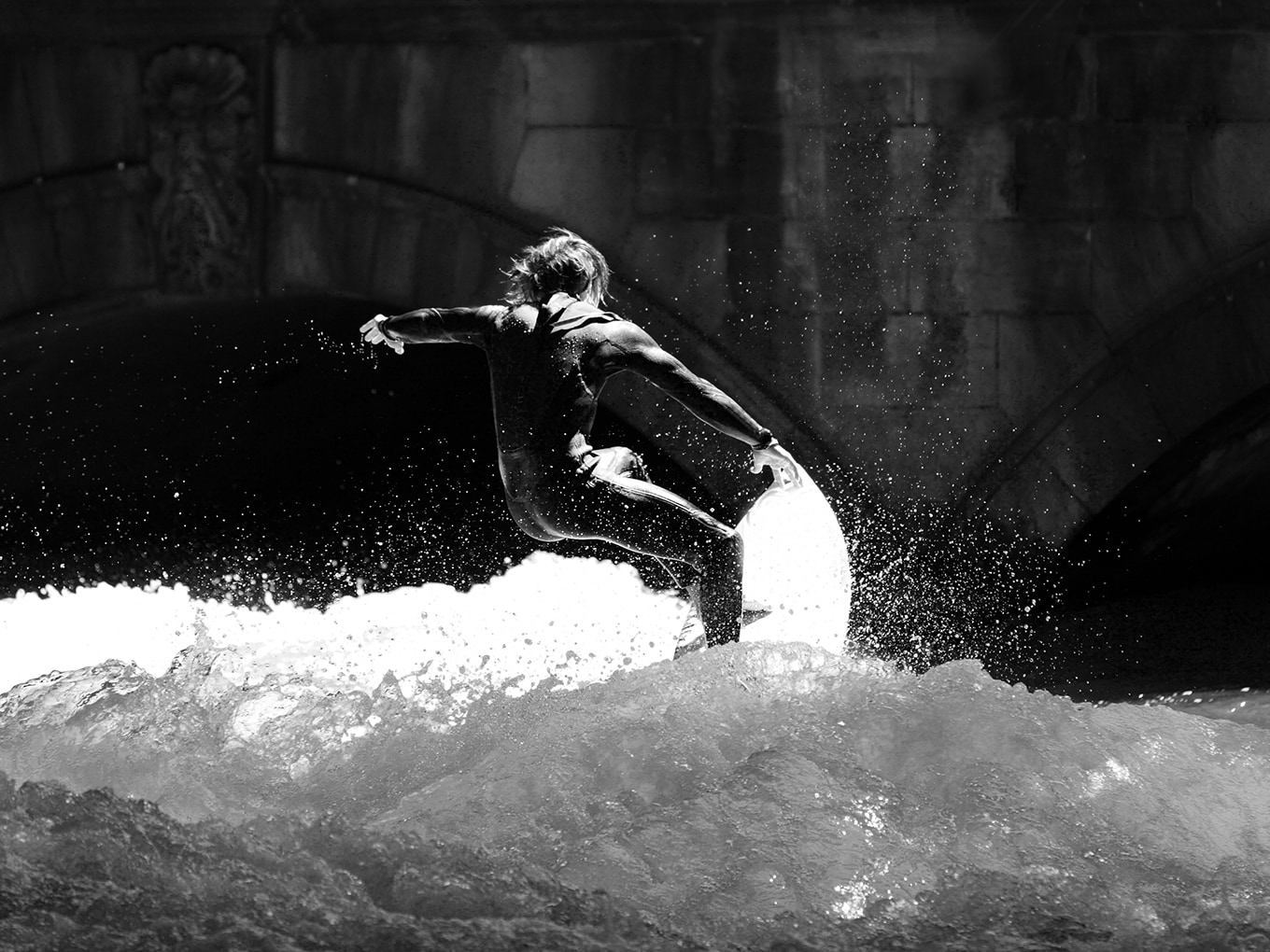Ola del Eisbach, Múnich con surfistas