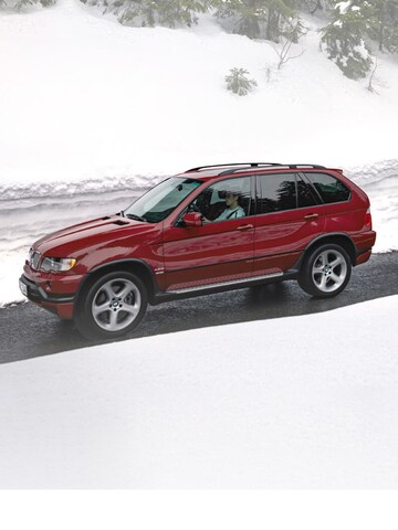 Age no issue: current BMW X5 meets its youngtimer forebear