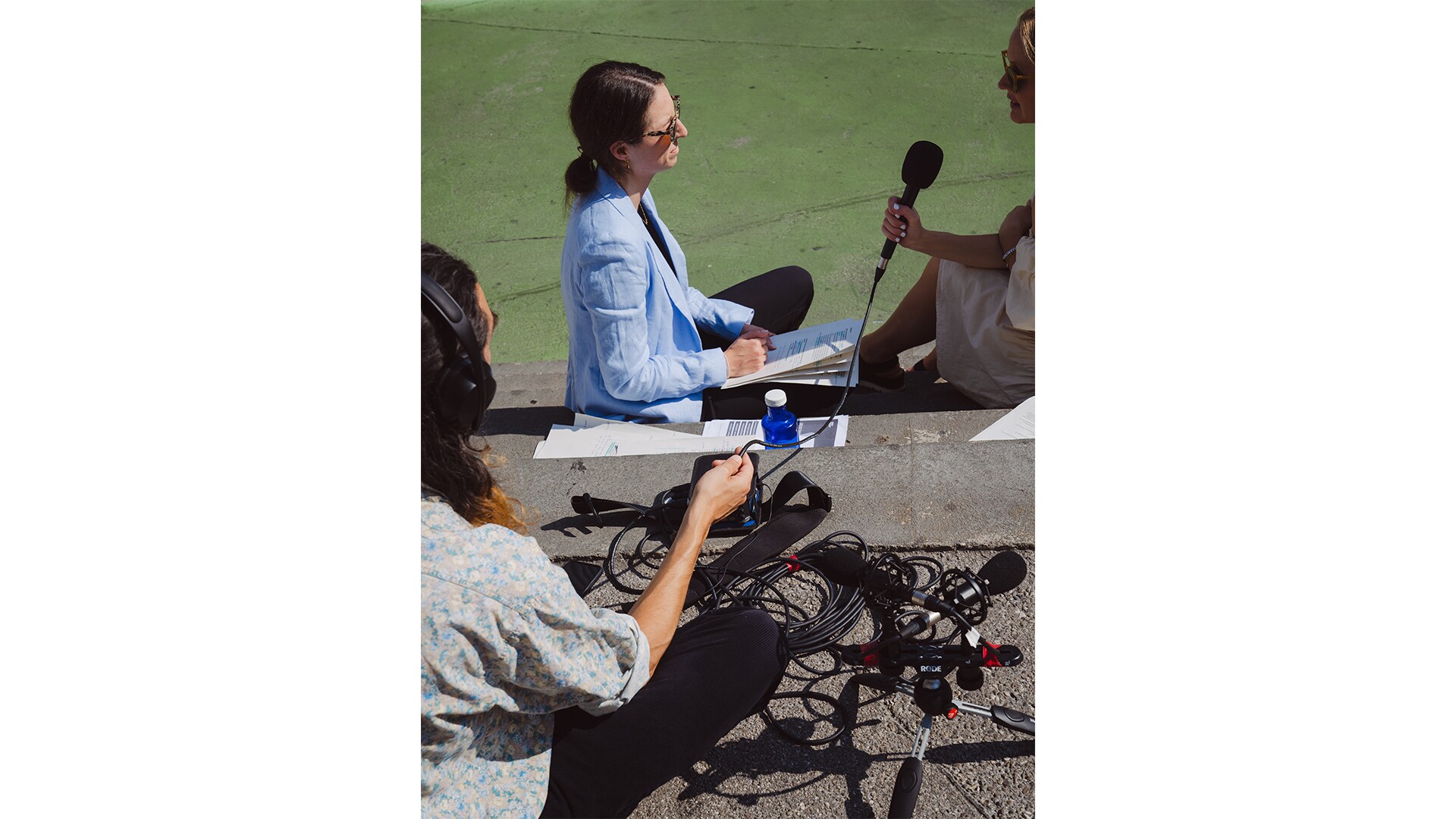 Vera Leinfelder is responsible for transport logistics as a sustainability specialist. She is sitting with Anne Therese Gennari in front of the BMW Group plant in Munich and talking about the opportunities and challenges that her job offers.