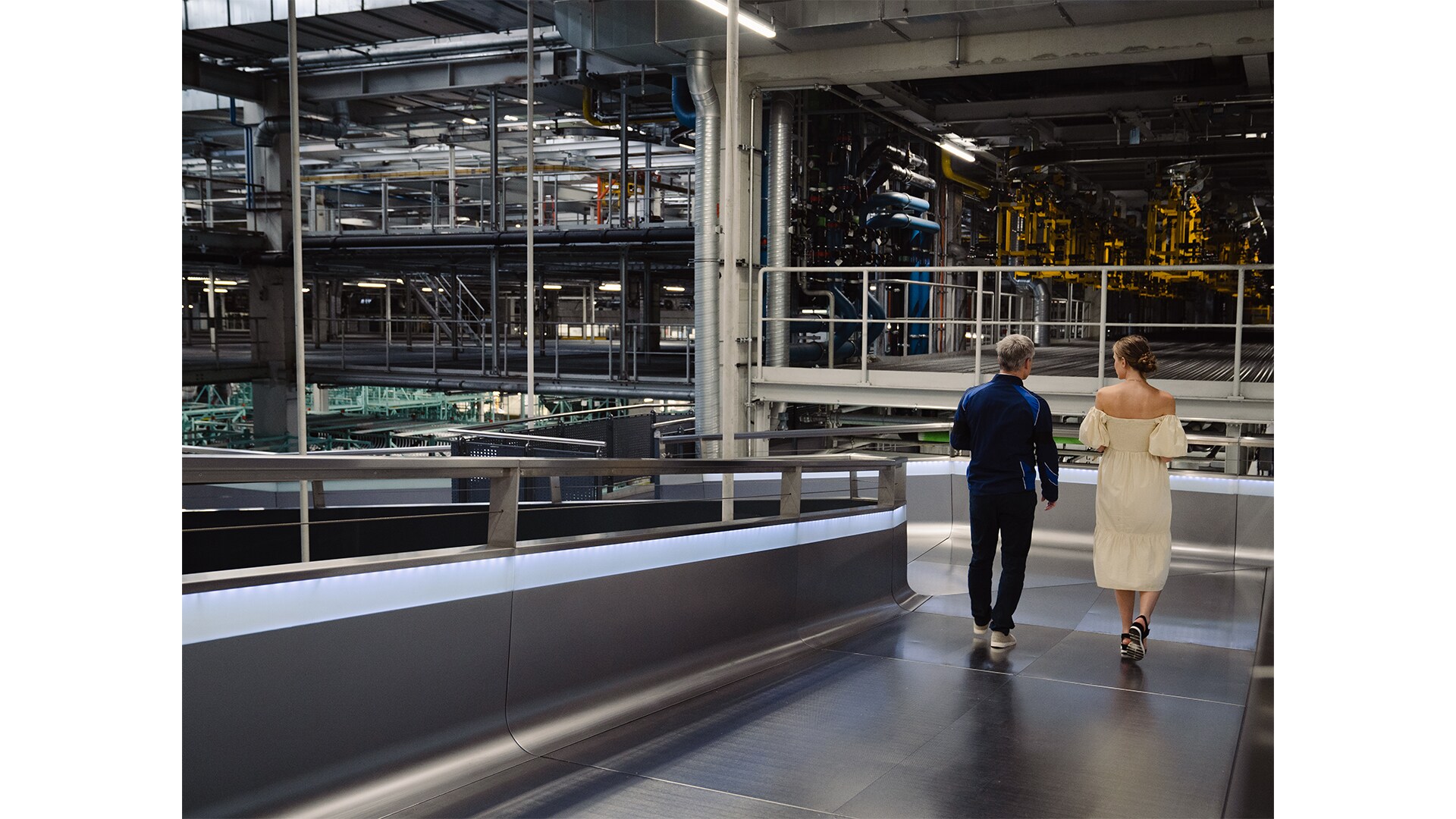 Car parts as far as the eye can see: Jury Witschnig, Head of Environmental Protection and Energy, leads Anne Therese Gennari through the BMW Group plant in Munich.