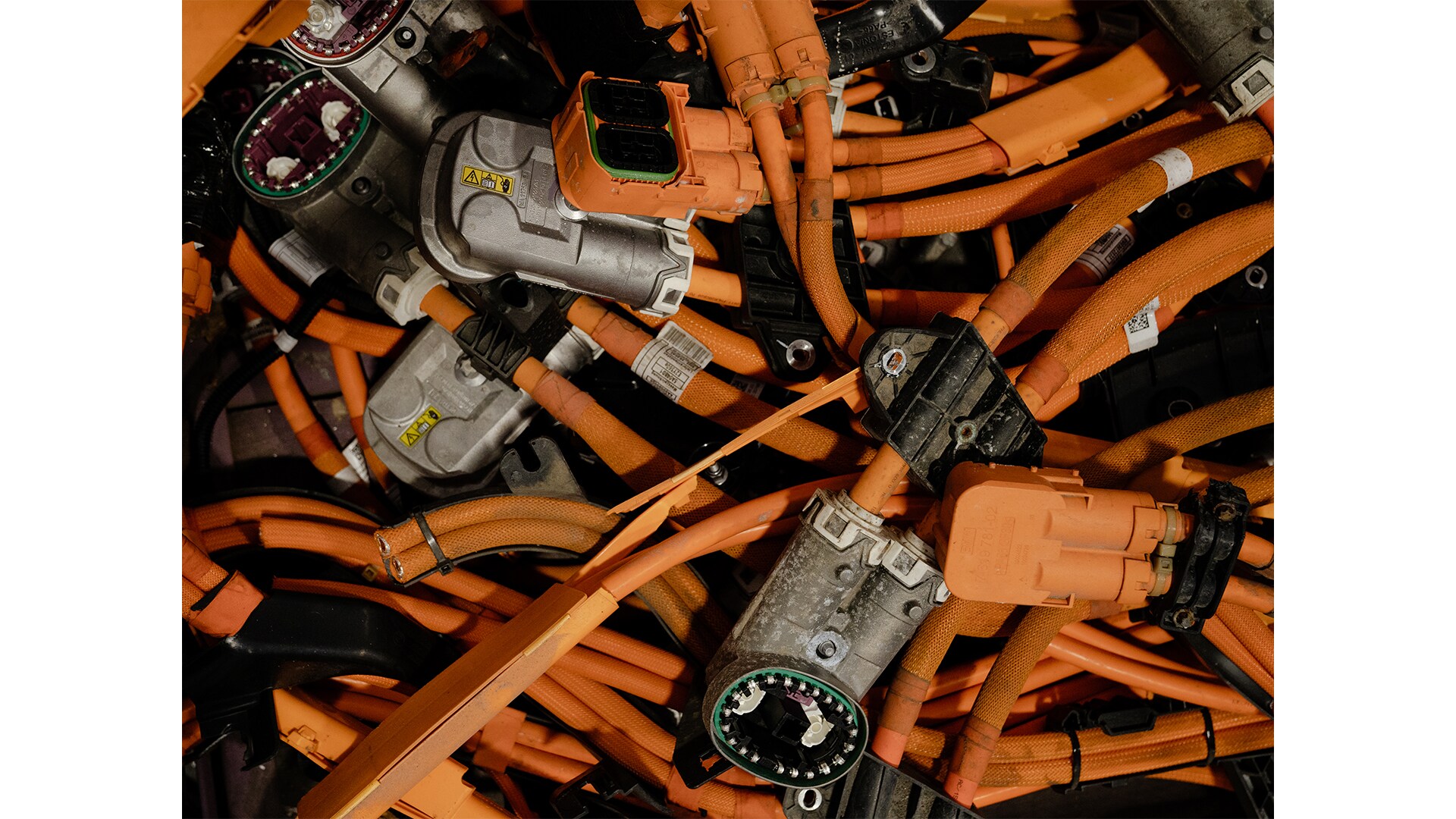 During disassembly, parts for reuse and material recycling are removed. 
