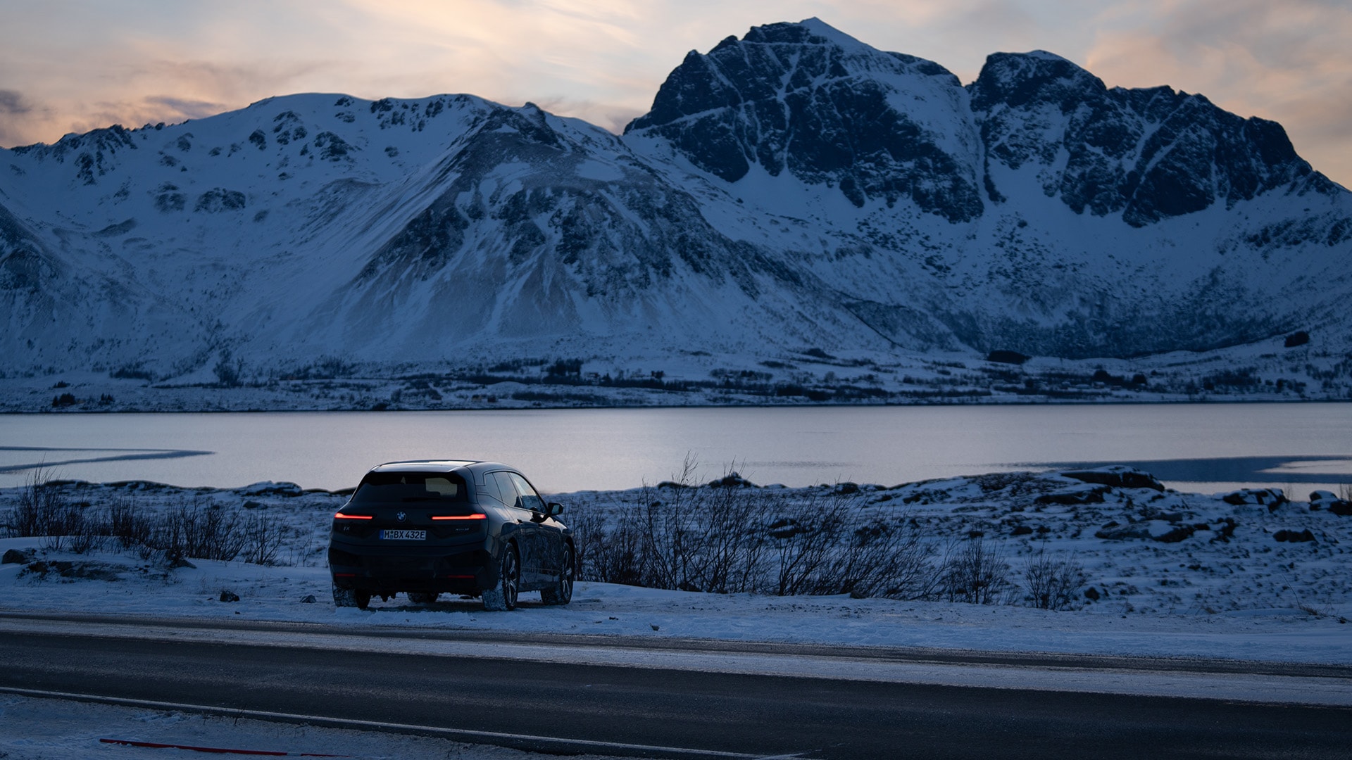 BMW iX, sci alpinismo, ski touring, roadtrip, norvegia, mobilità elettrica, sport sostenibile, futuro sostenibile