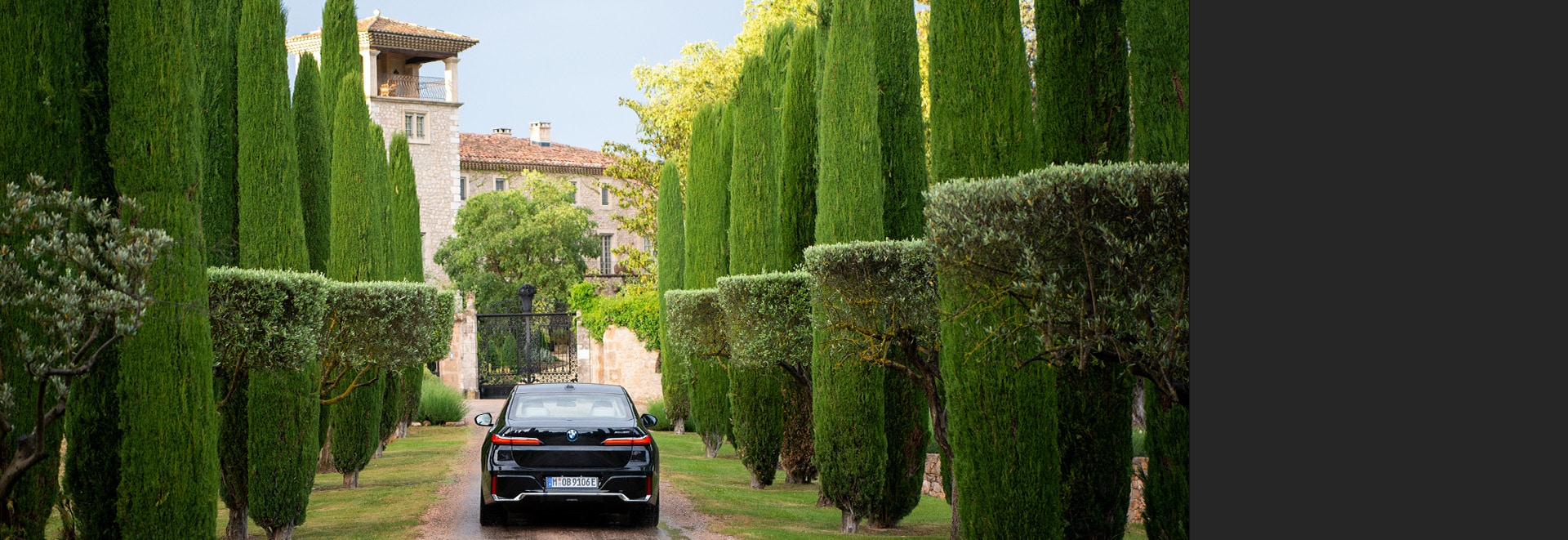Château de Berne, BMW i7, mobilità elettrica, hotel di lusso, lusso, viaggiare consapevole, Provenza