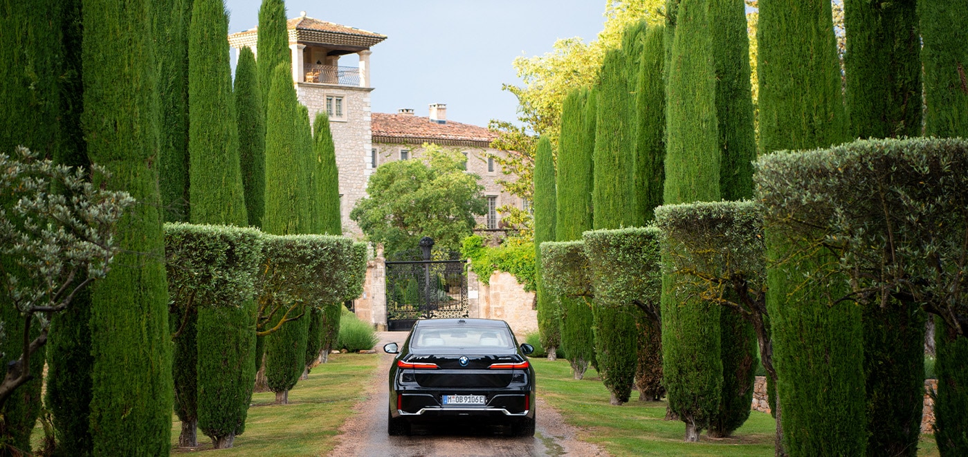 Château de Berne, BMW i7, mobilità elettrica, hotel di lusso, lusso, viaggiare consapevole, Provenza