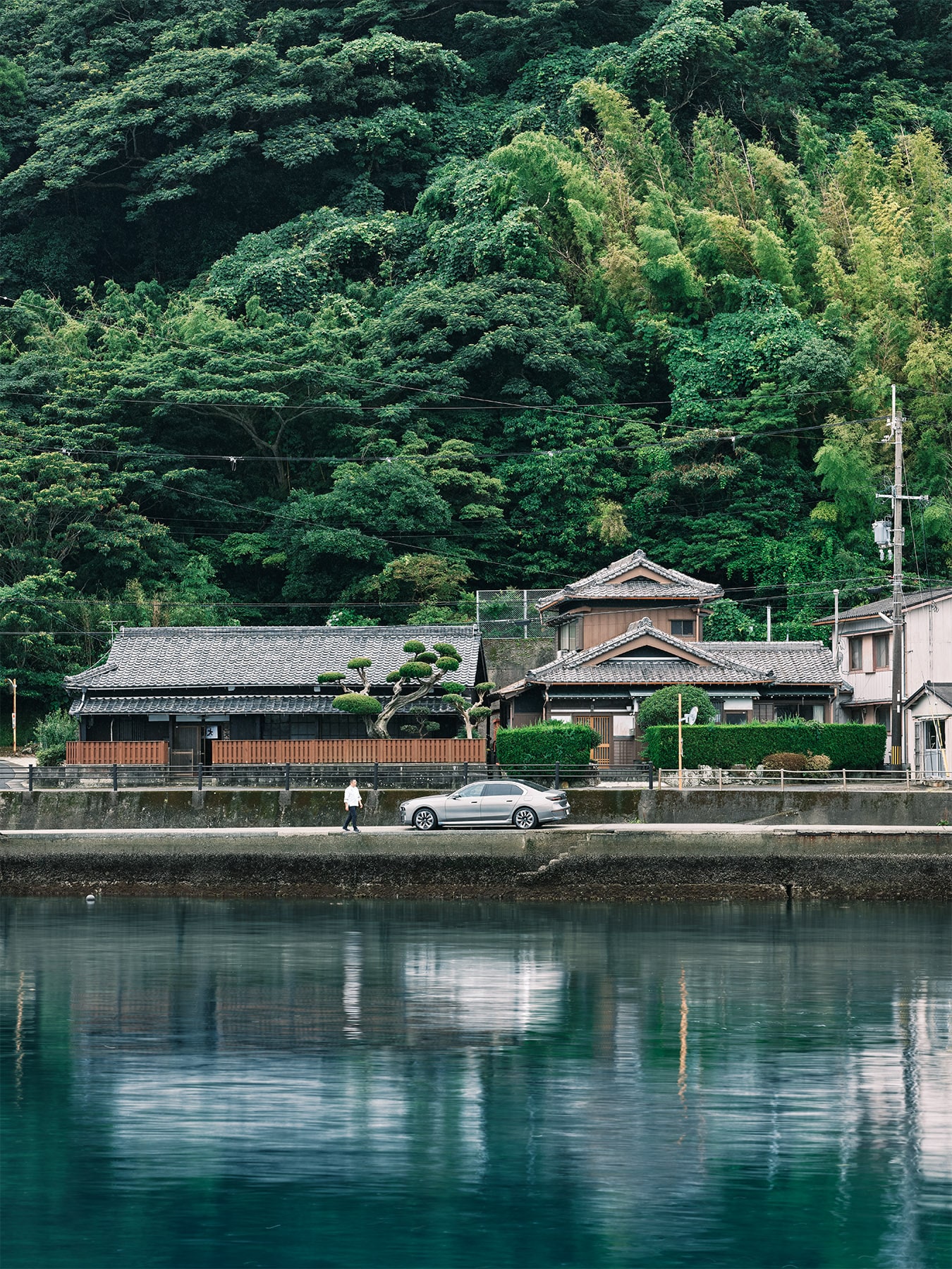Electrifying even when at a standstill: the BMW i7 in the harbor of Kushimoto.